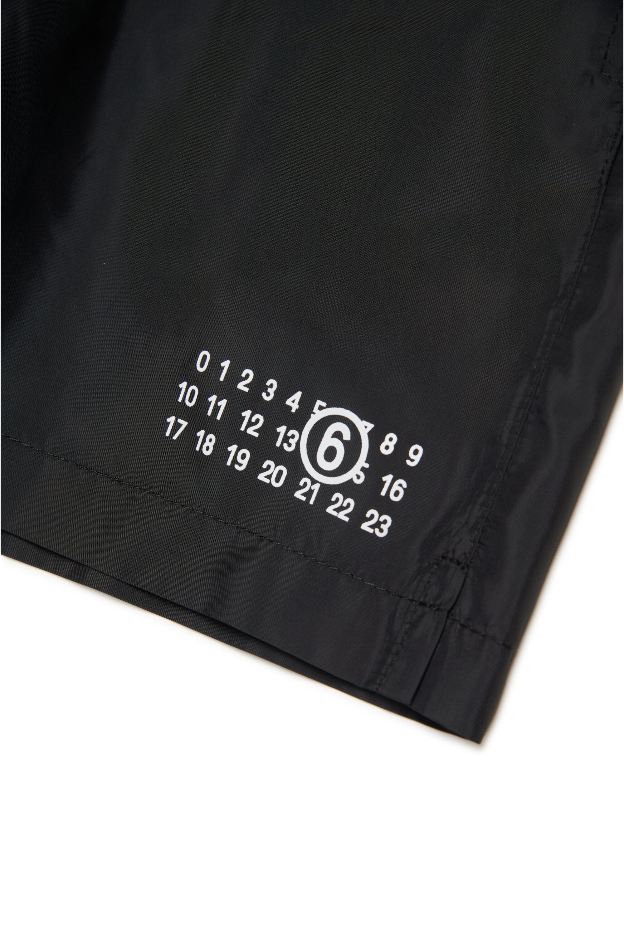 数字のロゴがブランドロゴのボクサー水着