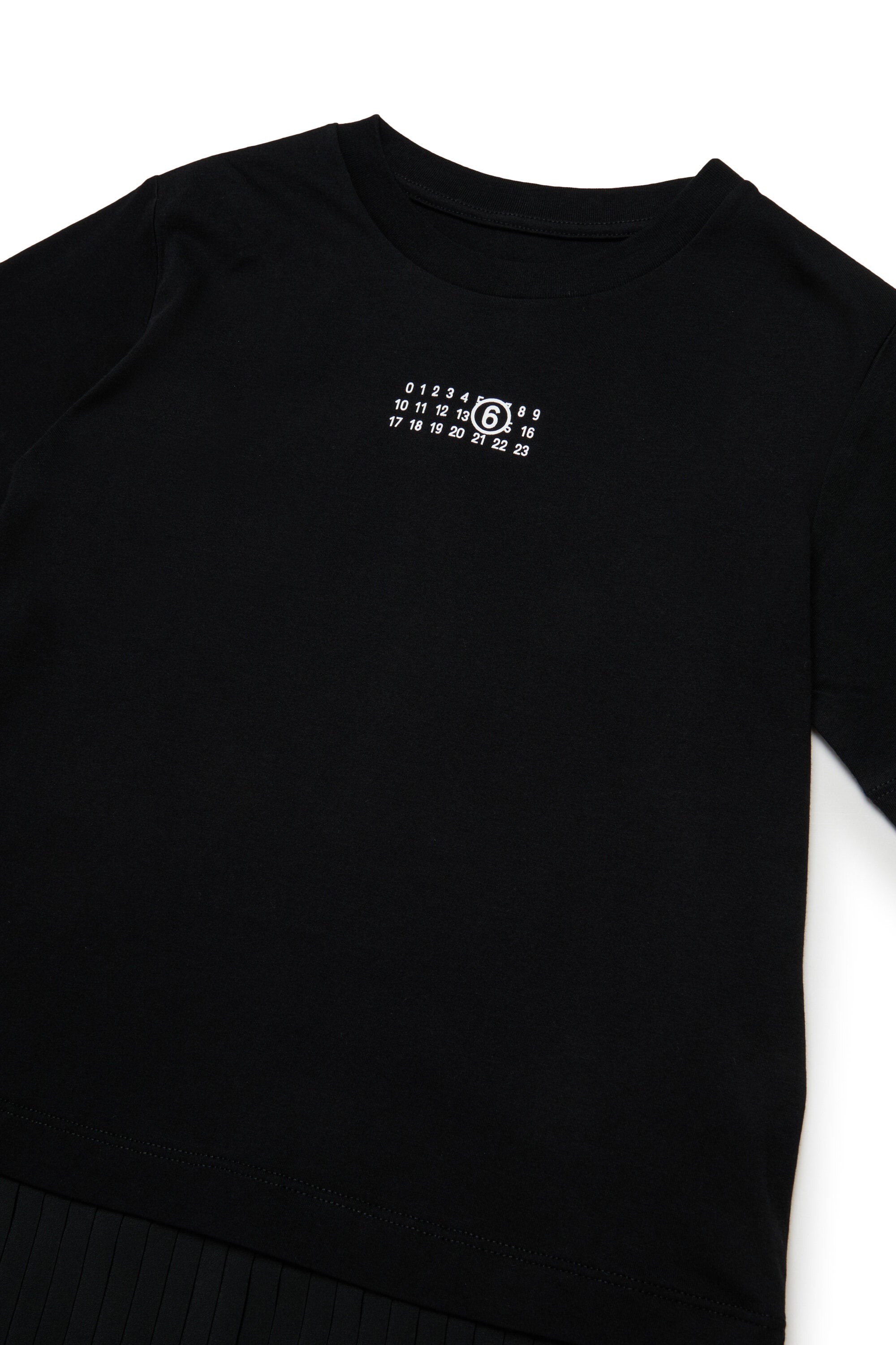 裾にプリーツの入ったジャージー素材のショートドレス