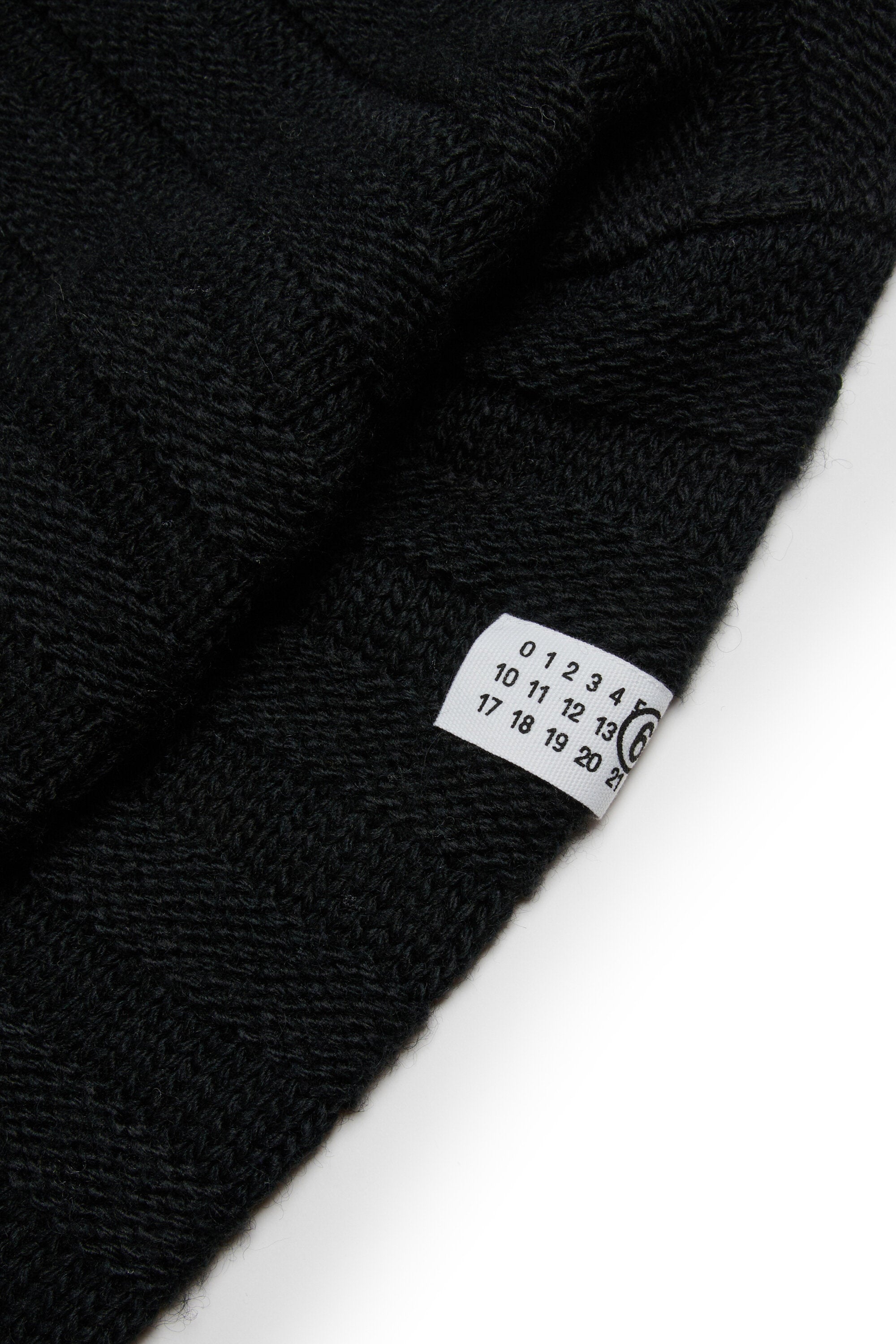 リブ編みのウール混カーディガン。