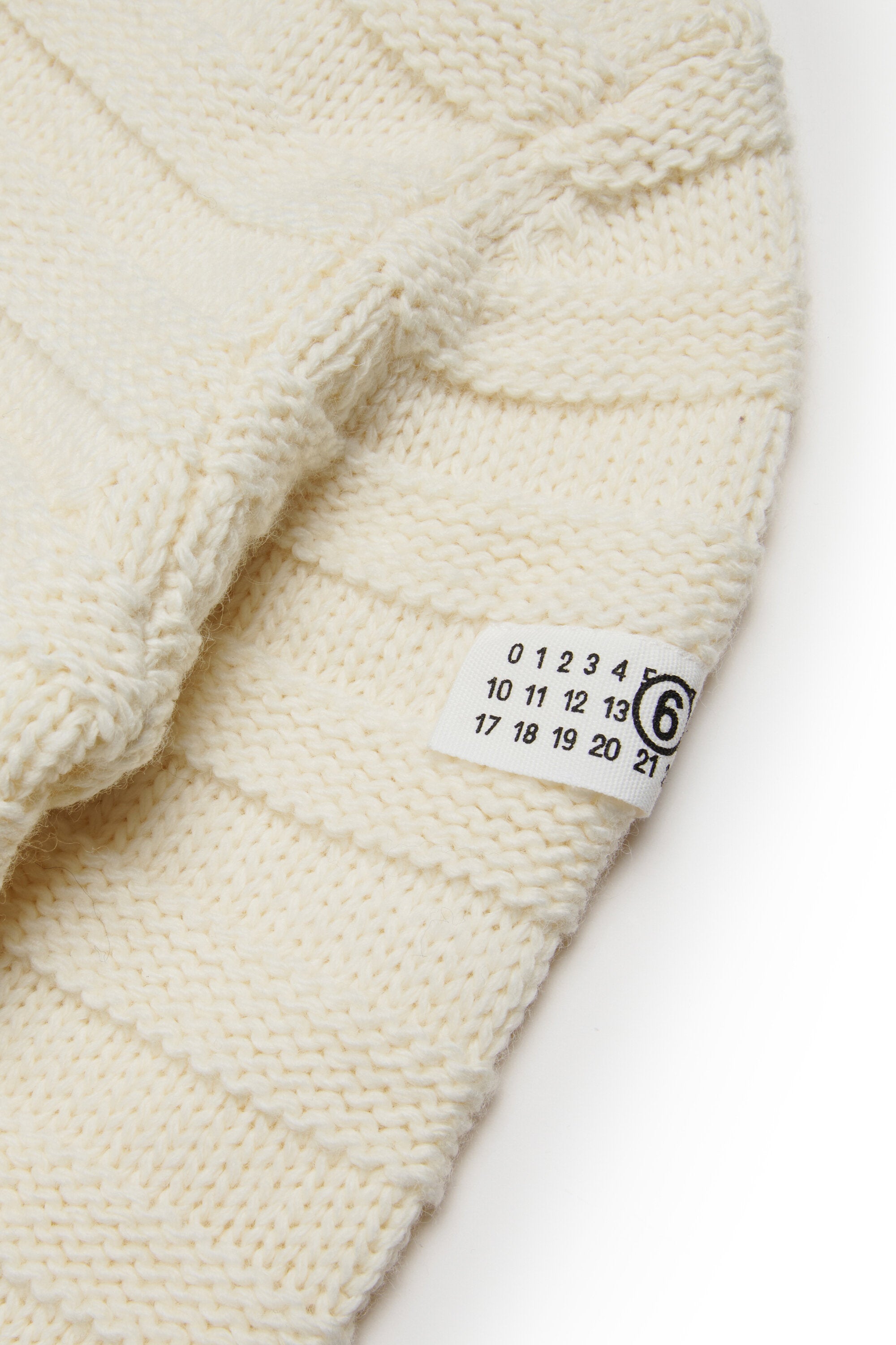 リブ編みのウール混プルオーバー。