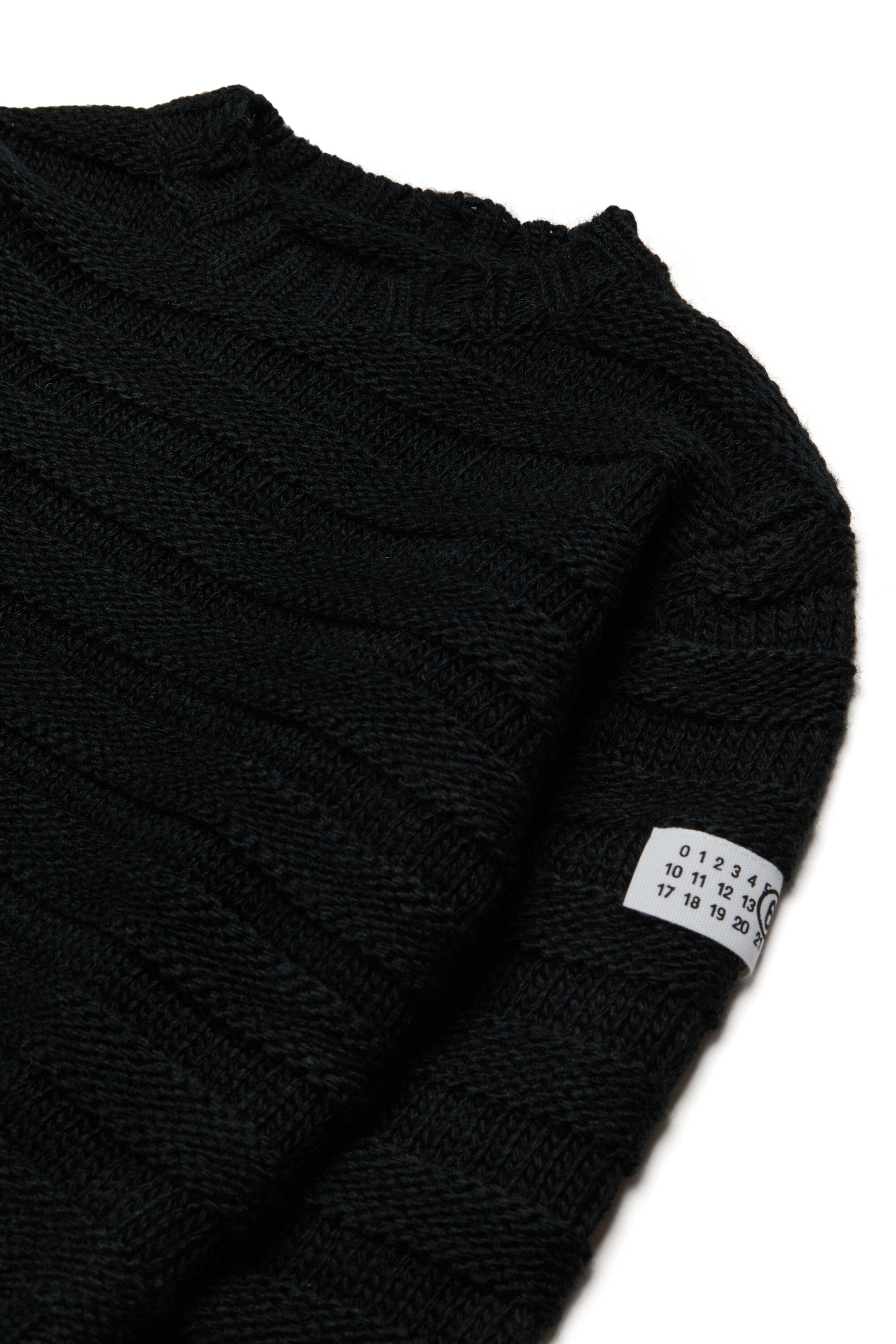 リブ編みのウール混プルオーバー。