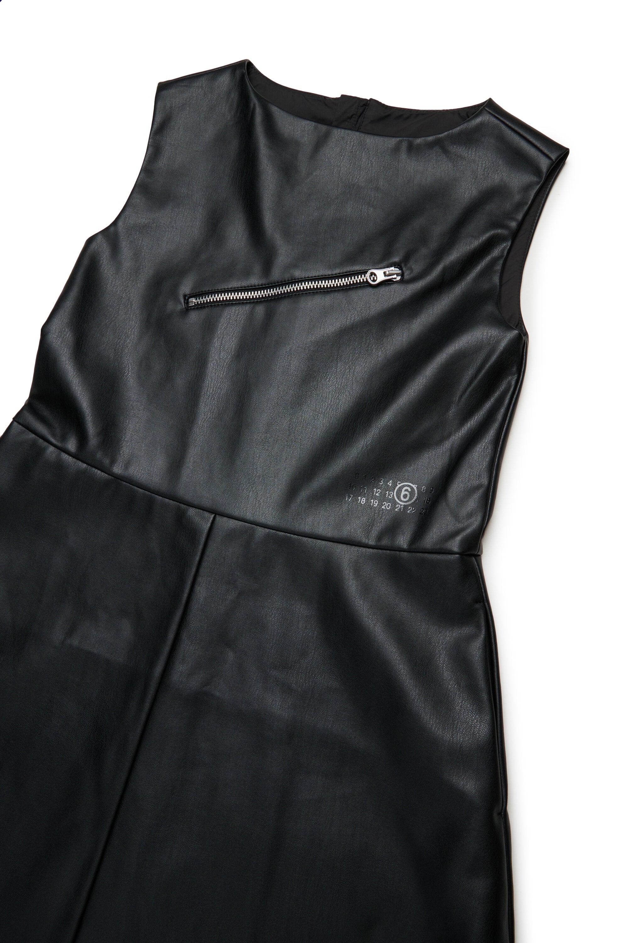 ジッパー付きコーティング素材のロングドレス