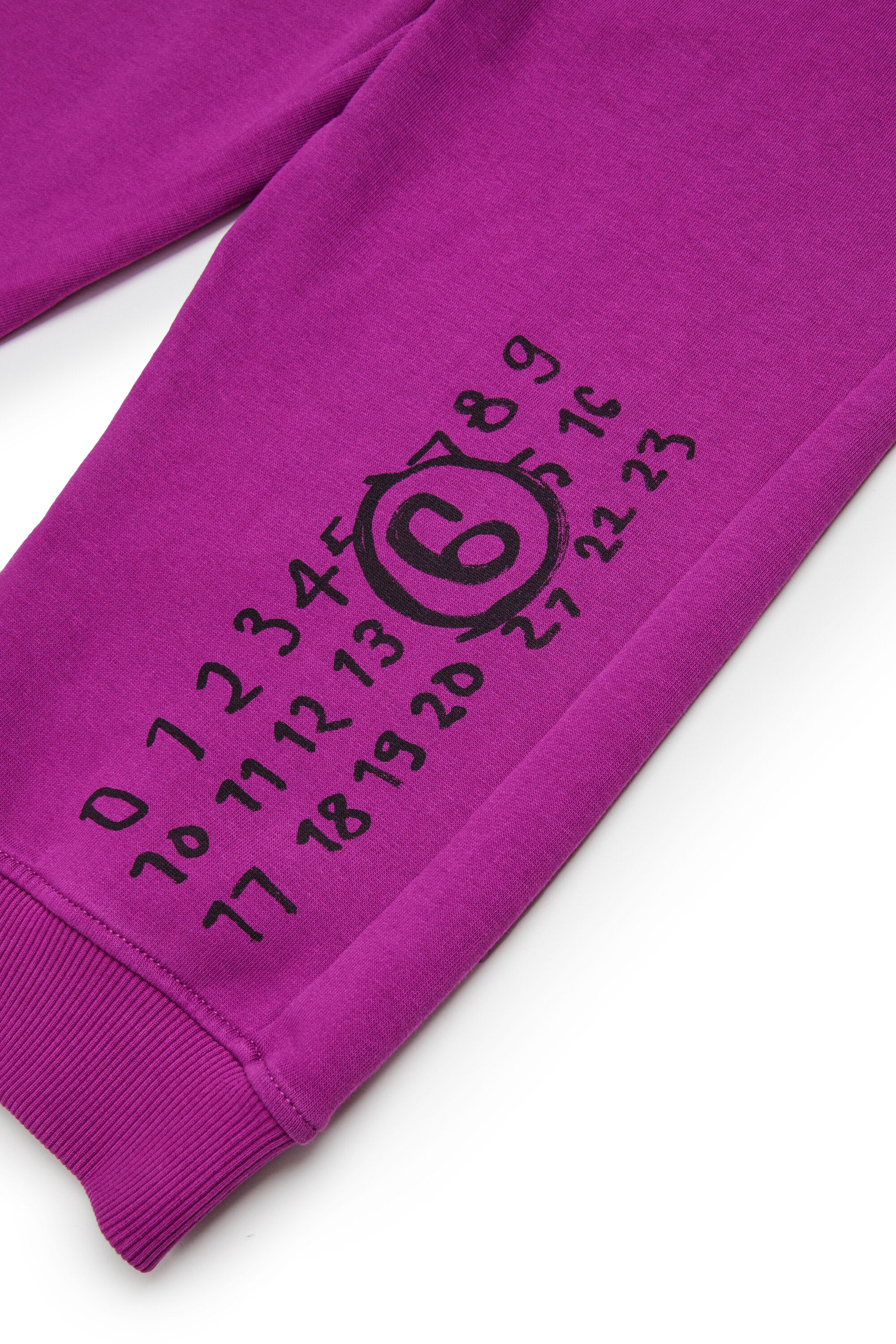 スプリット・ジョガー・パンツにHand Writtenのロゴ入り