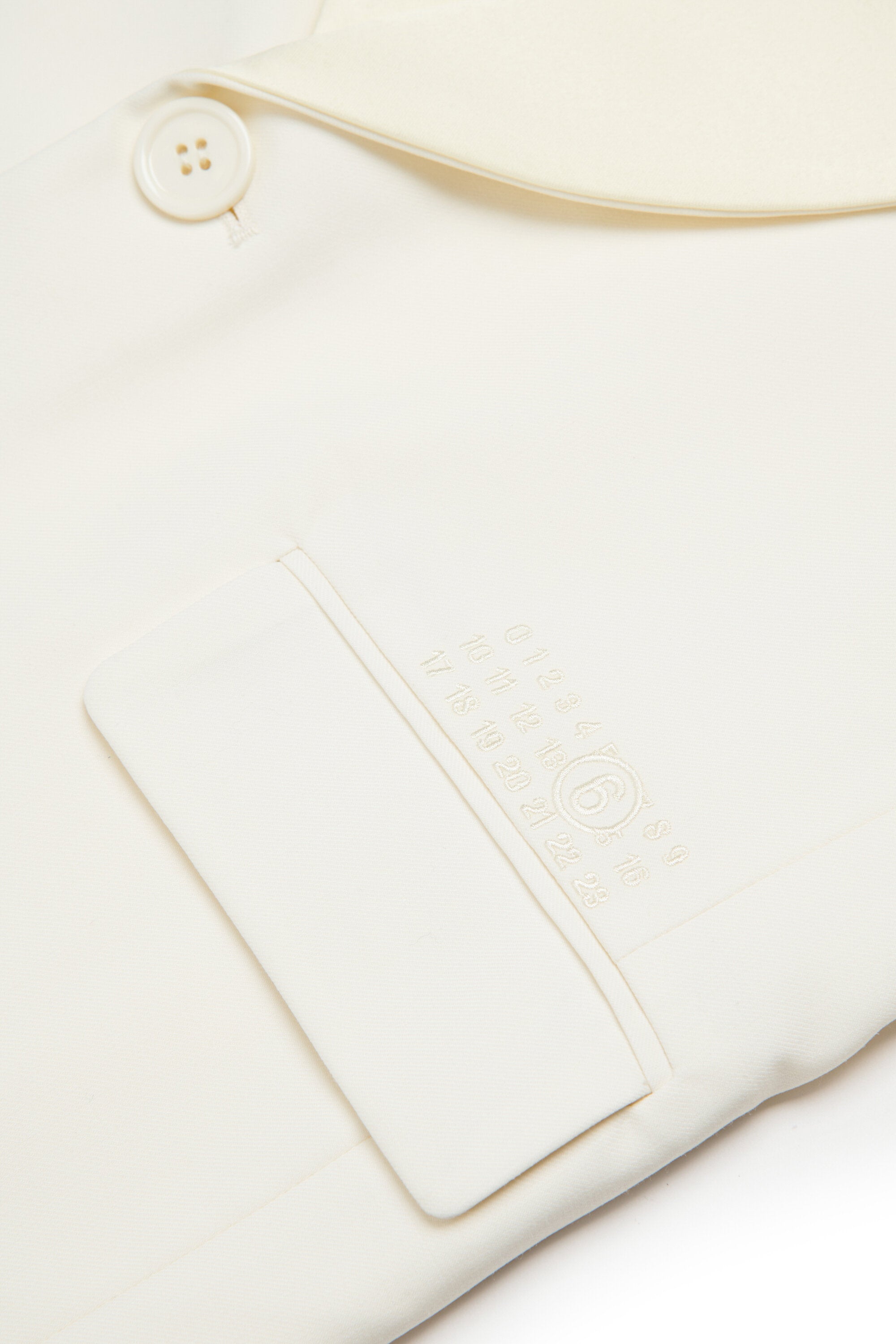 ロゴ入りノースリーブジャケット