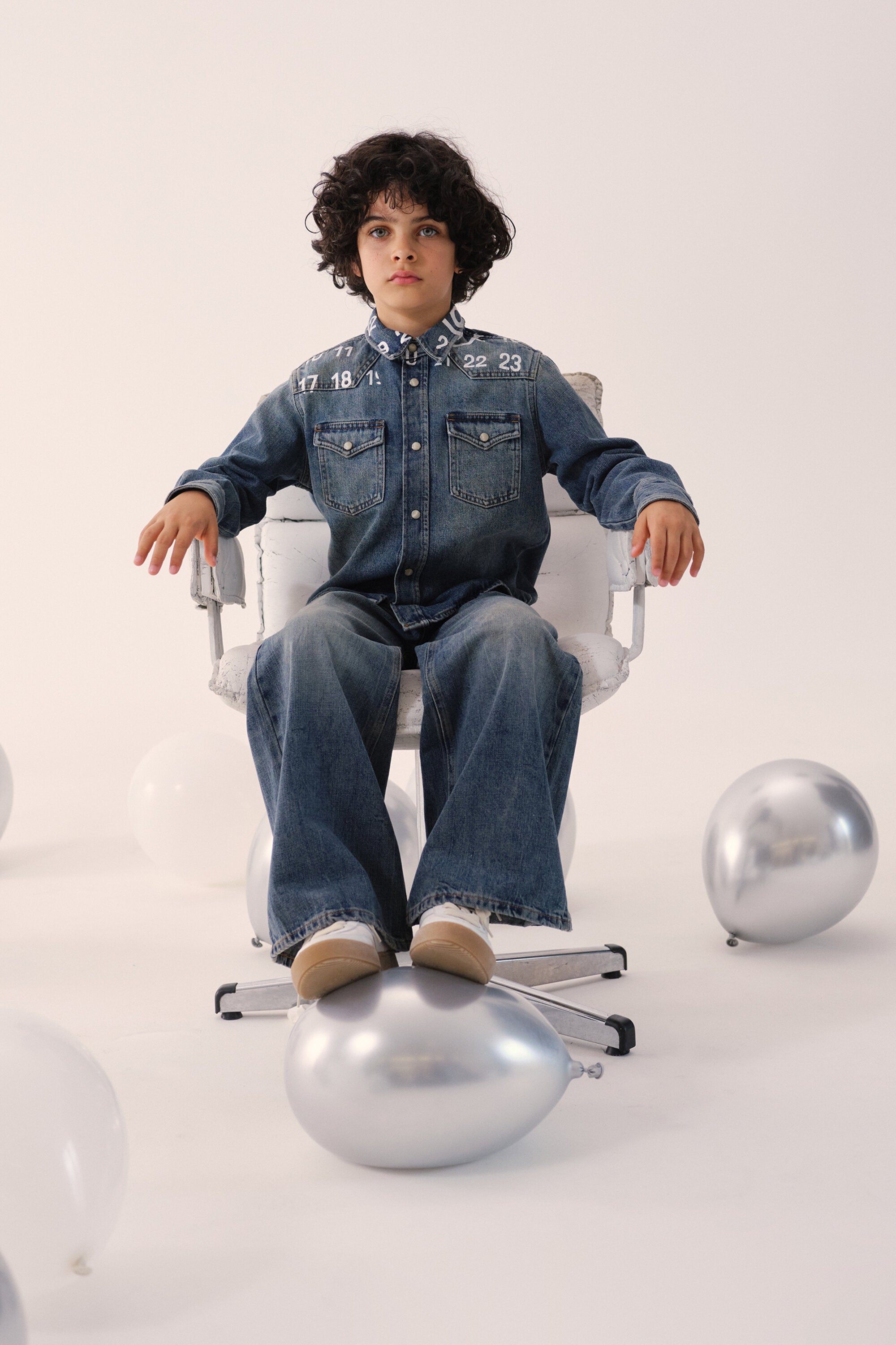 ロゴプリント入りデニムシャツ