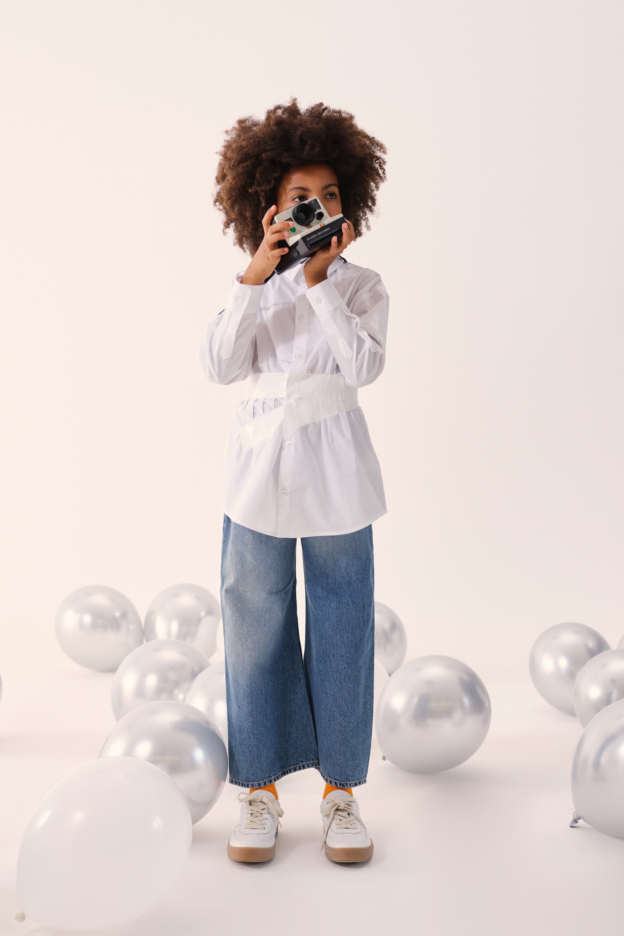 ライトブルーウォッシュのレギュラーフィットジーンズ