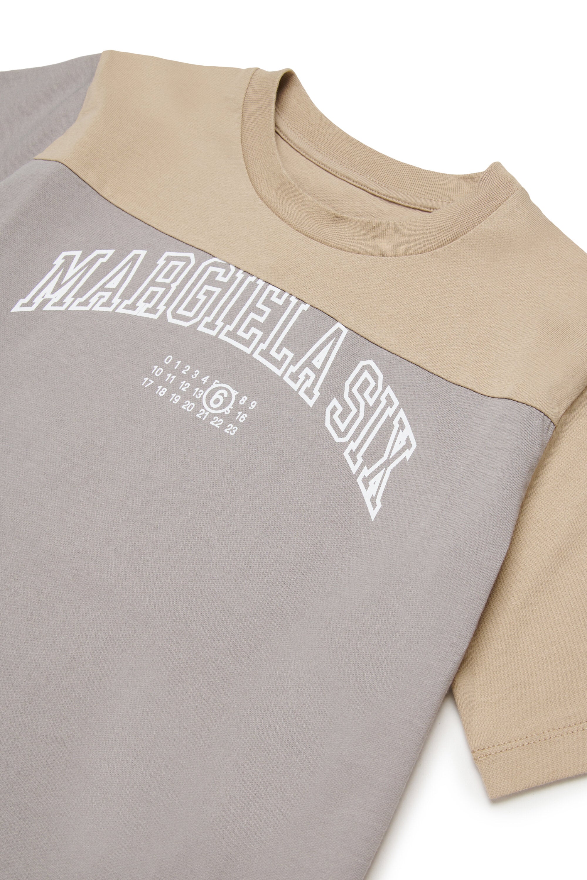 ロゴ入りTシャツ