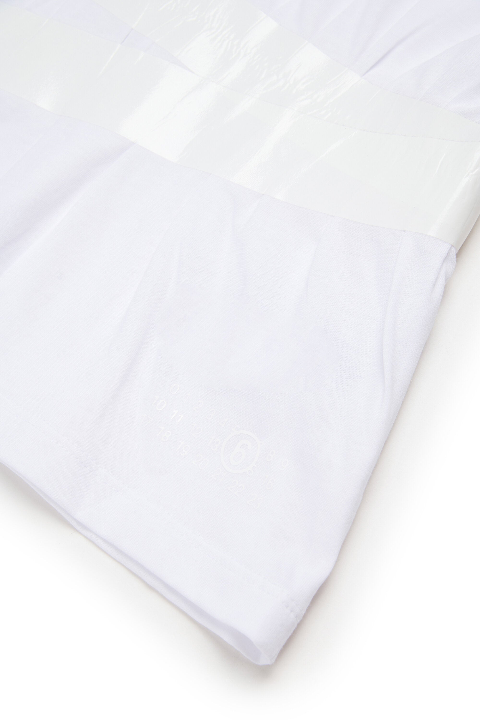 T-shirt with waist belt