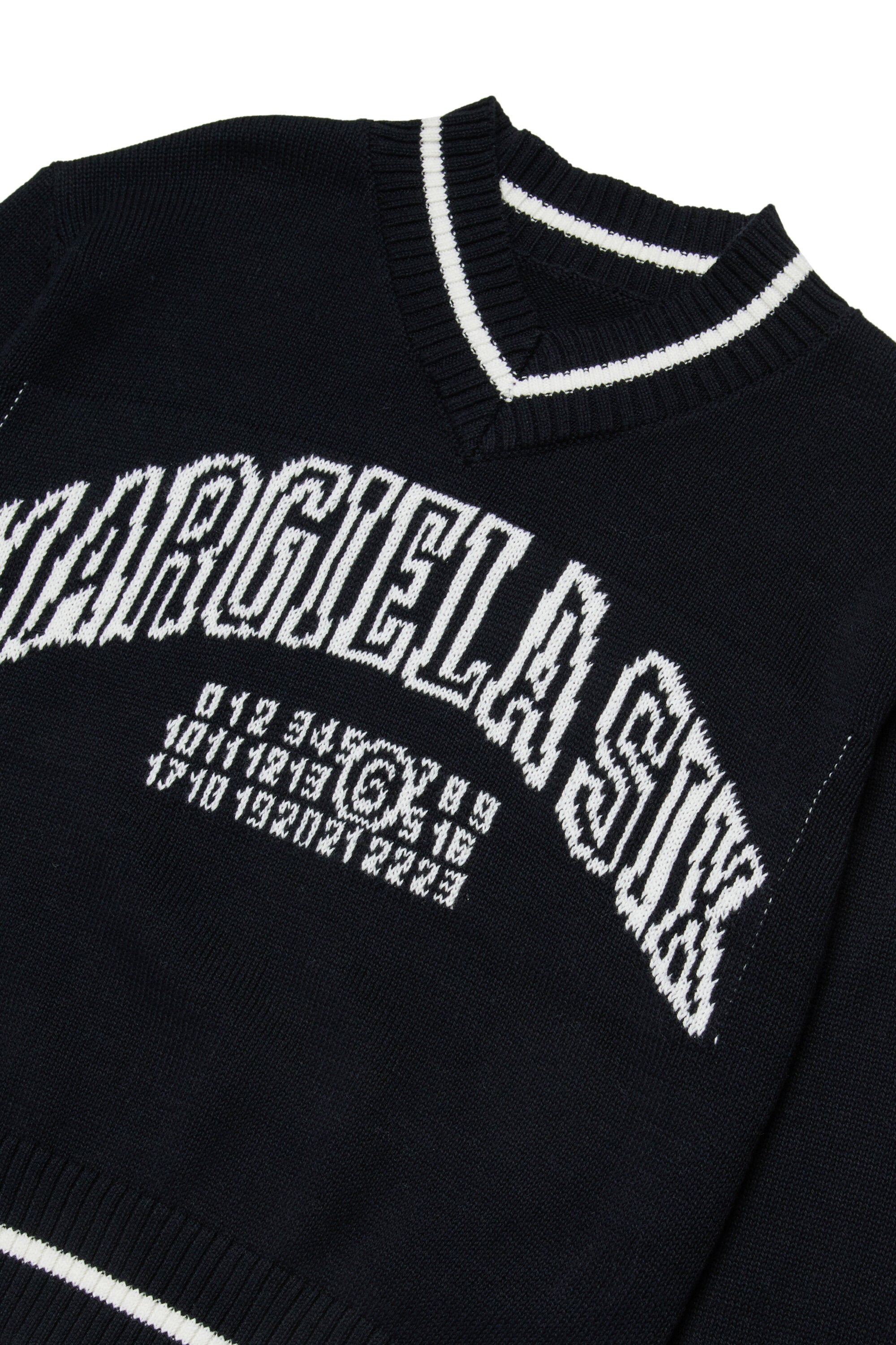 ロゴ入りVネックプルオーバー