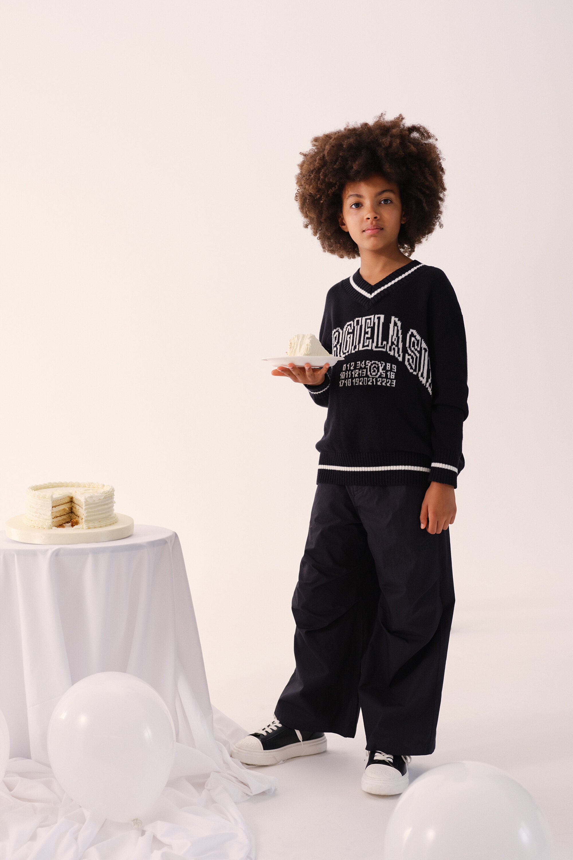 ロゴ入りVネックプルオーバー