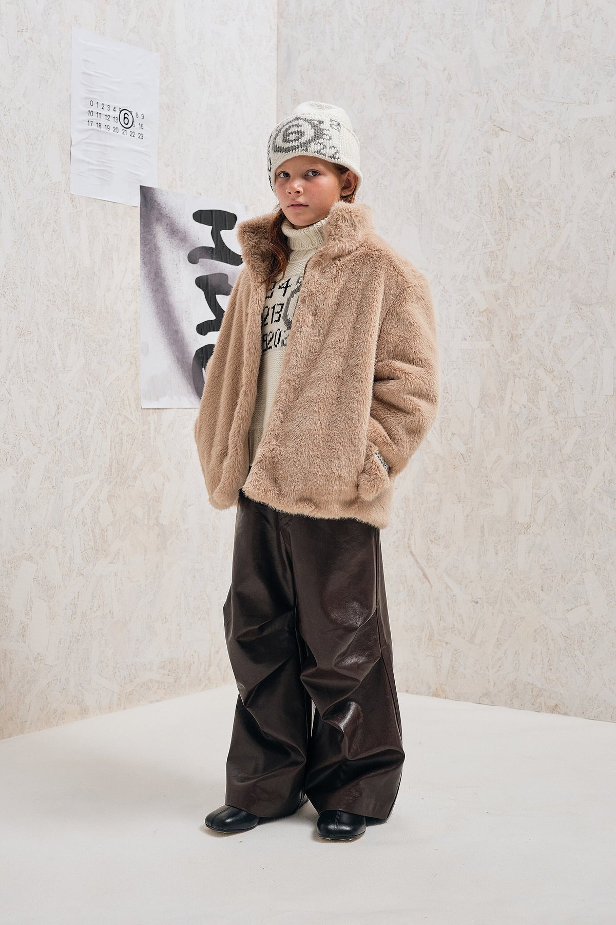 ワイドレッグのコーティング加工パンツ