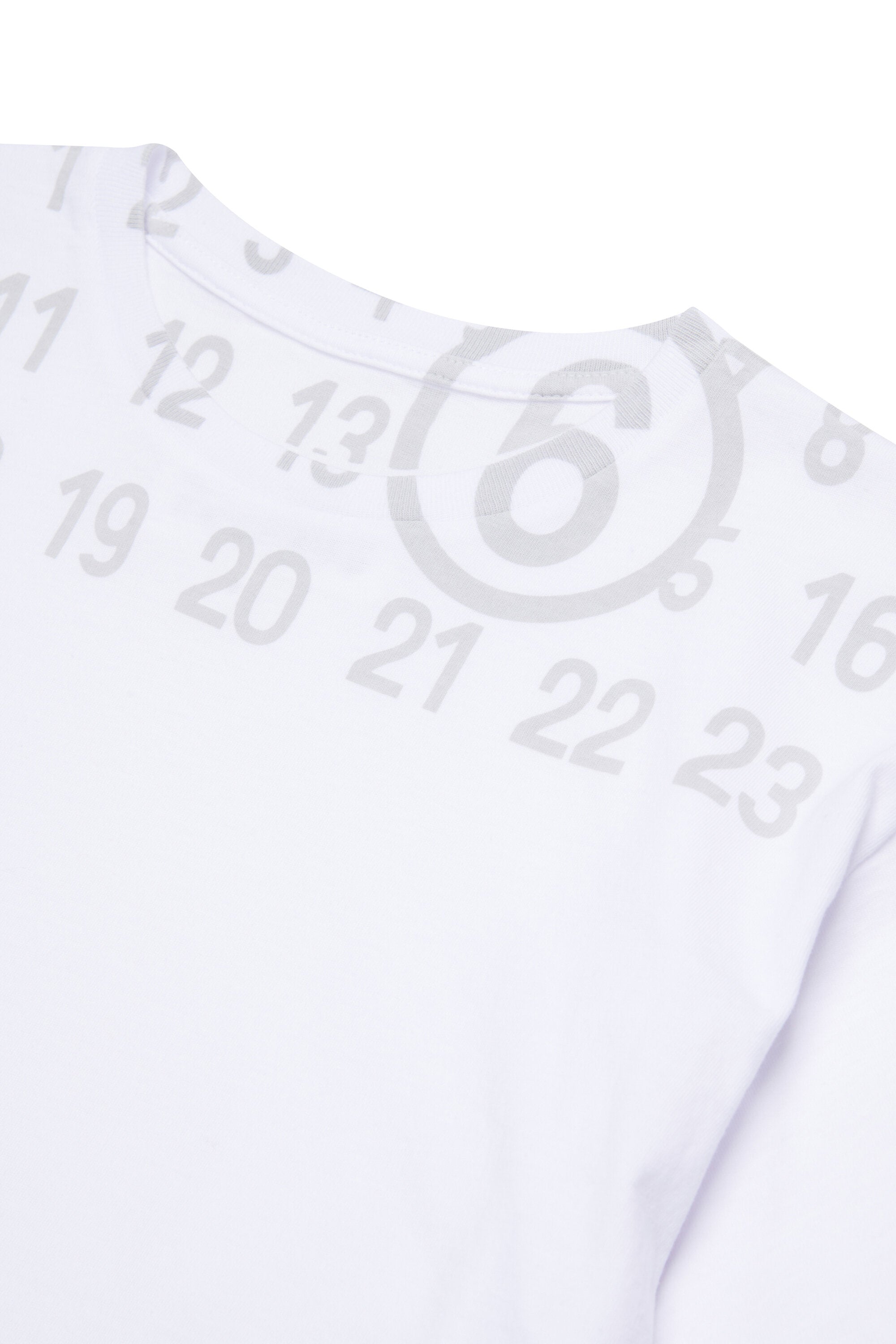 ロゴ入りTシャツ