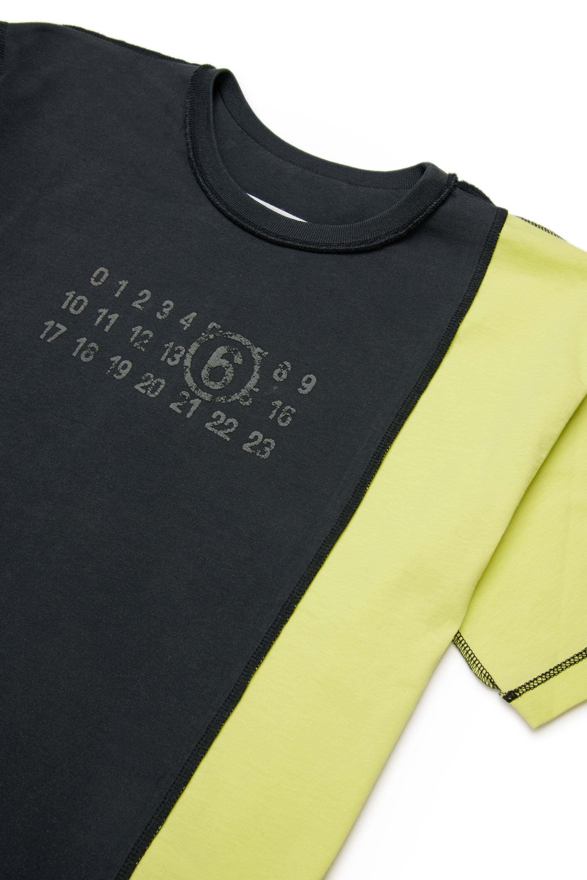 ロゴ入りTシャツ