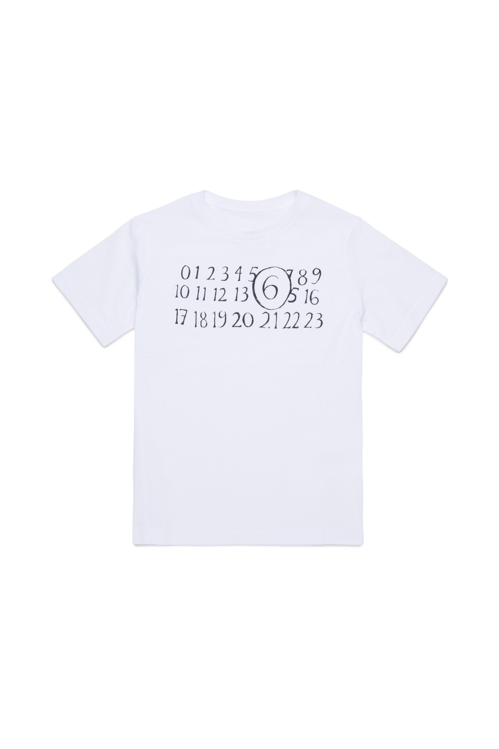 胸元にロゴ入りTシャツ