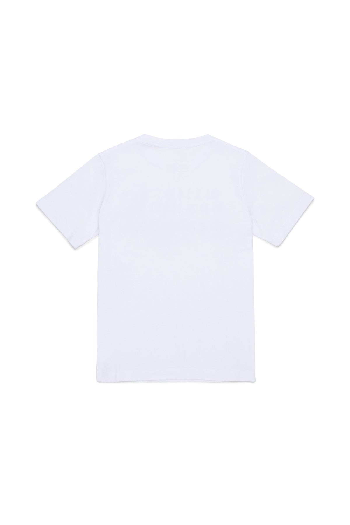 胸元にロゴ入りTシャツ