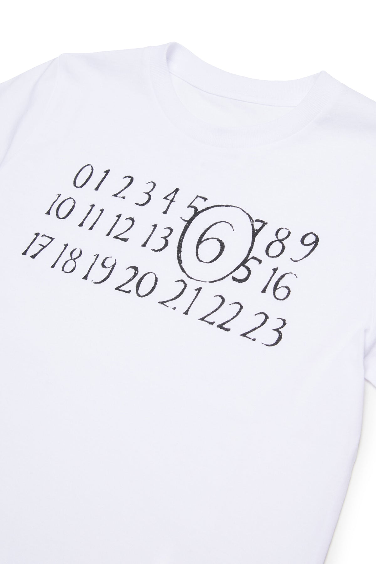 胸元にロゴ入りTシャツ
