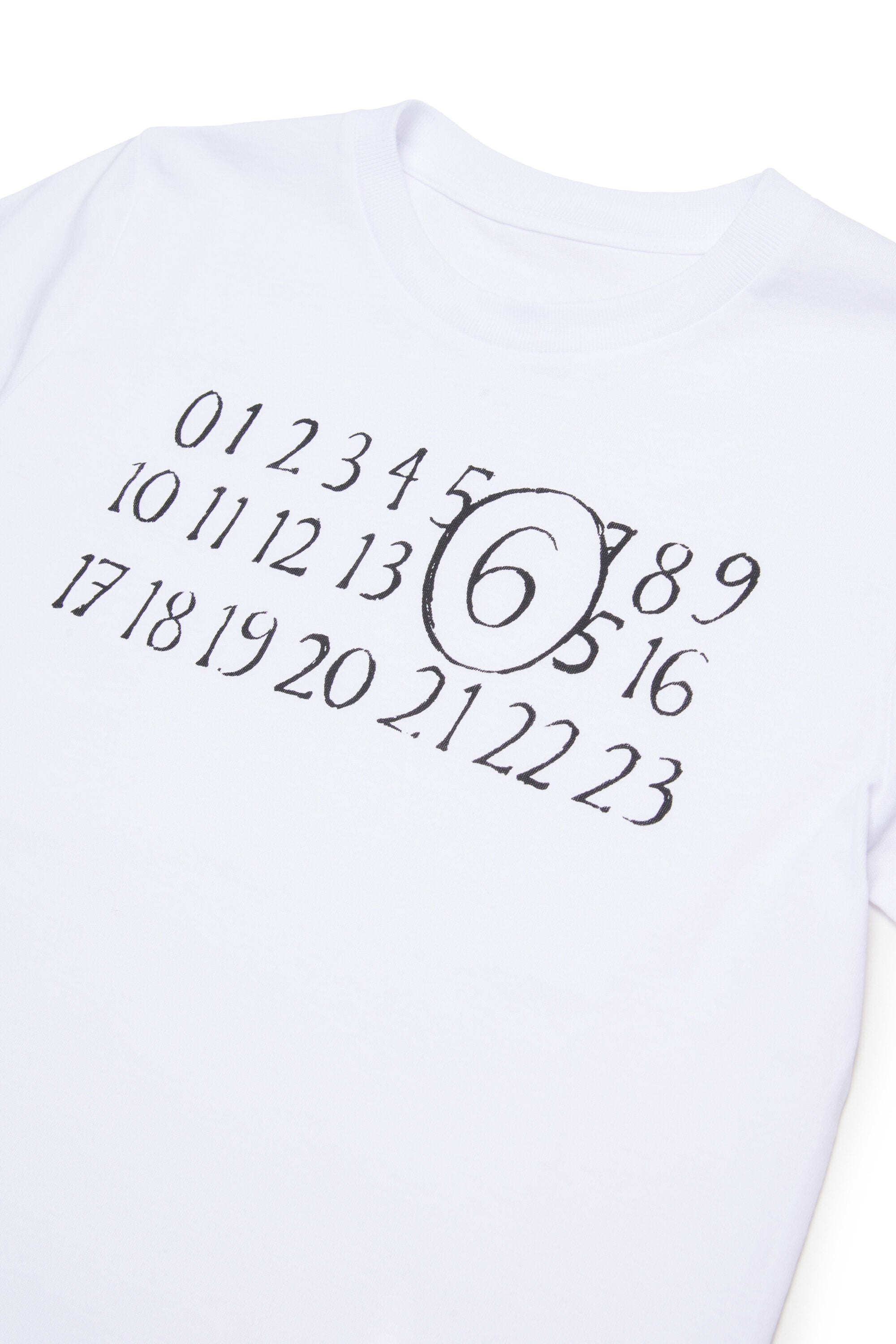 胸元にロゴ入りTシャツ