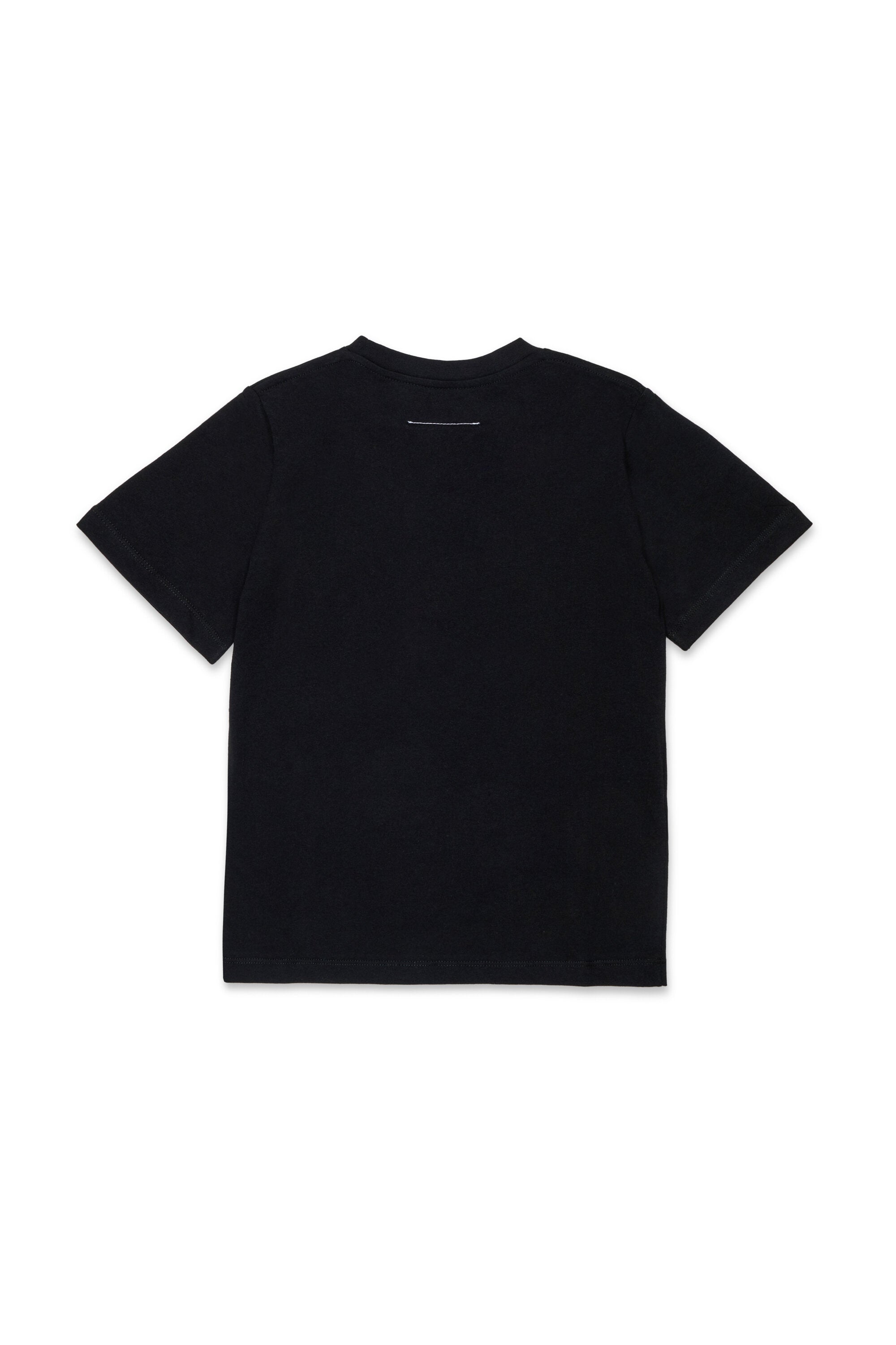 胸元にロゴ入りTシャツ