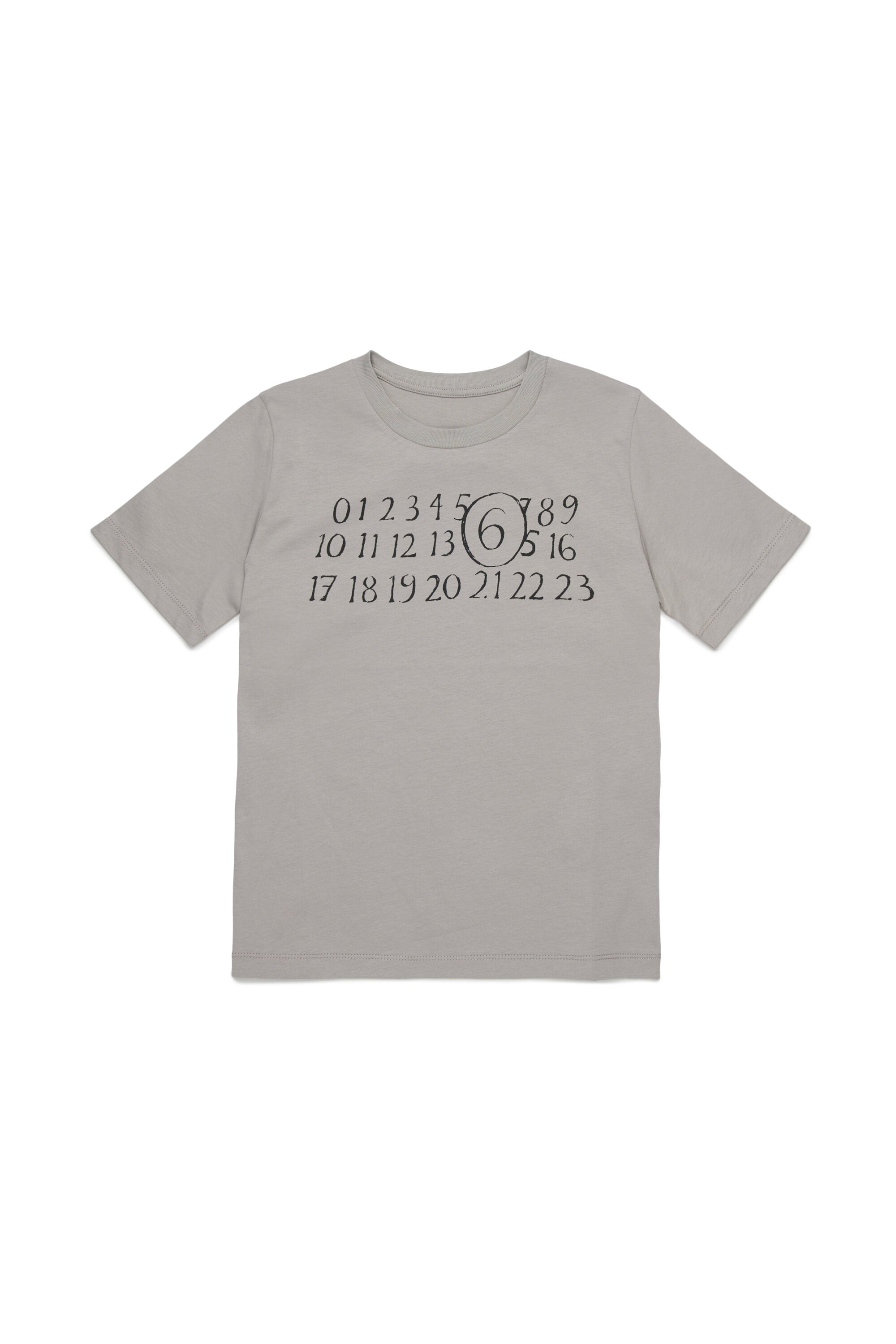胸元にロゴ入りTシャツ