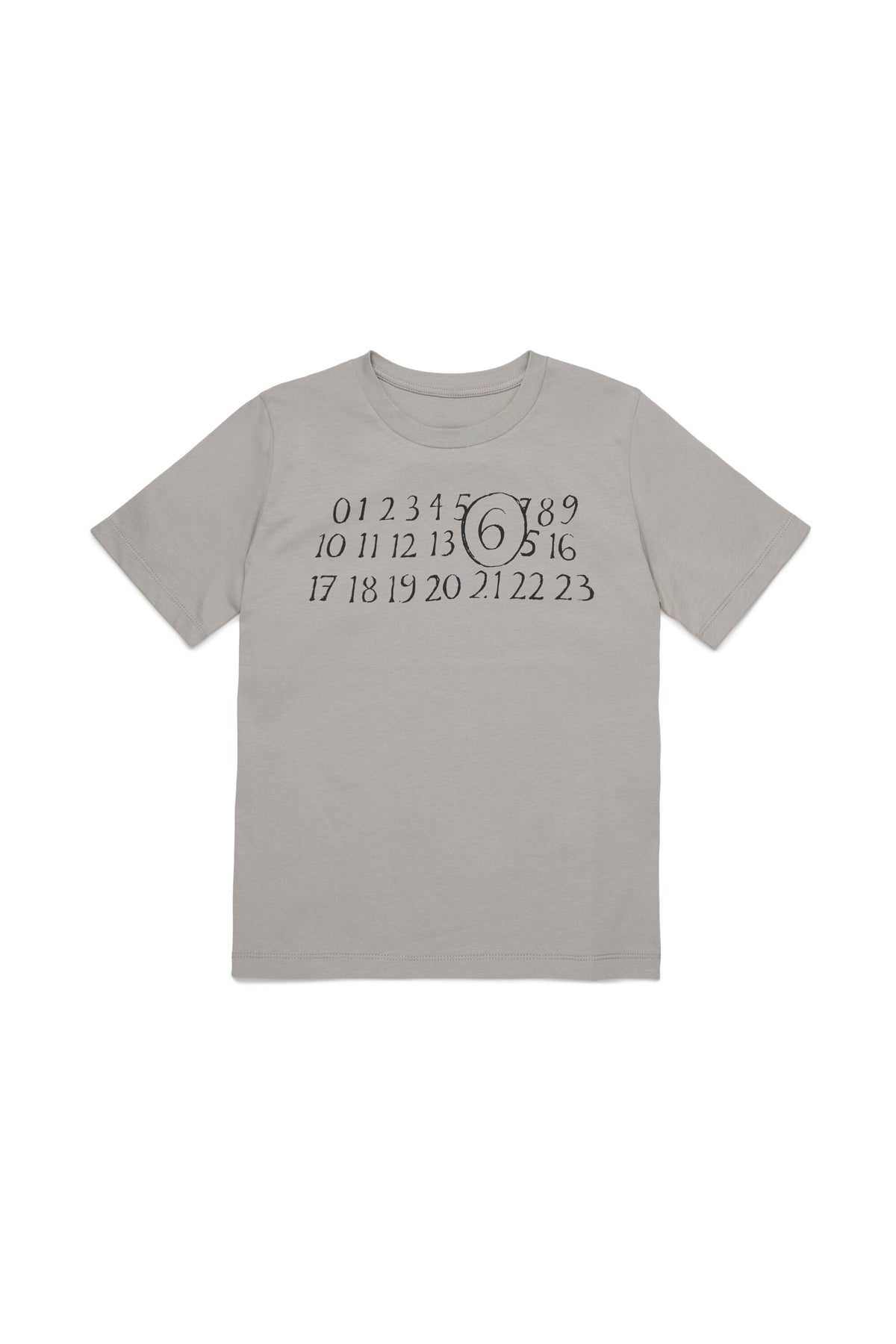 胸元にロゴ入りTシャツ
