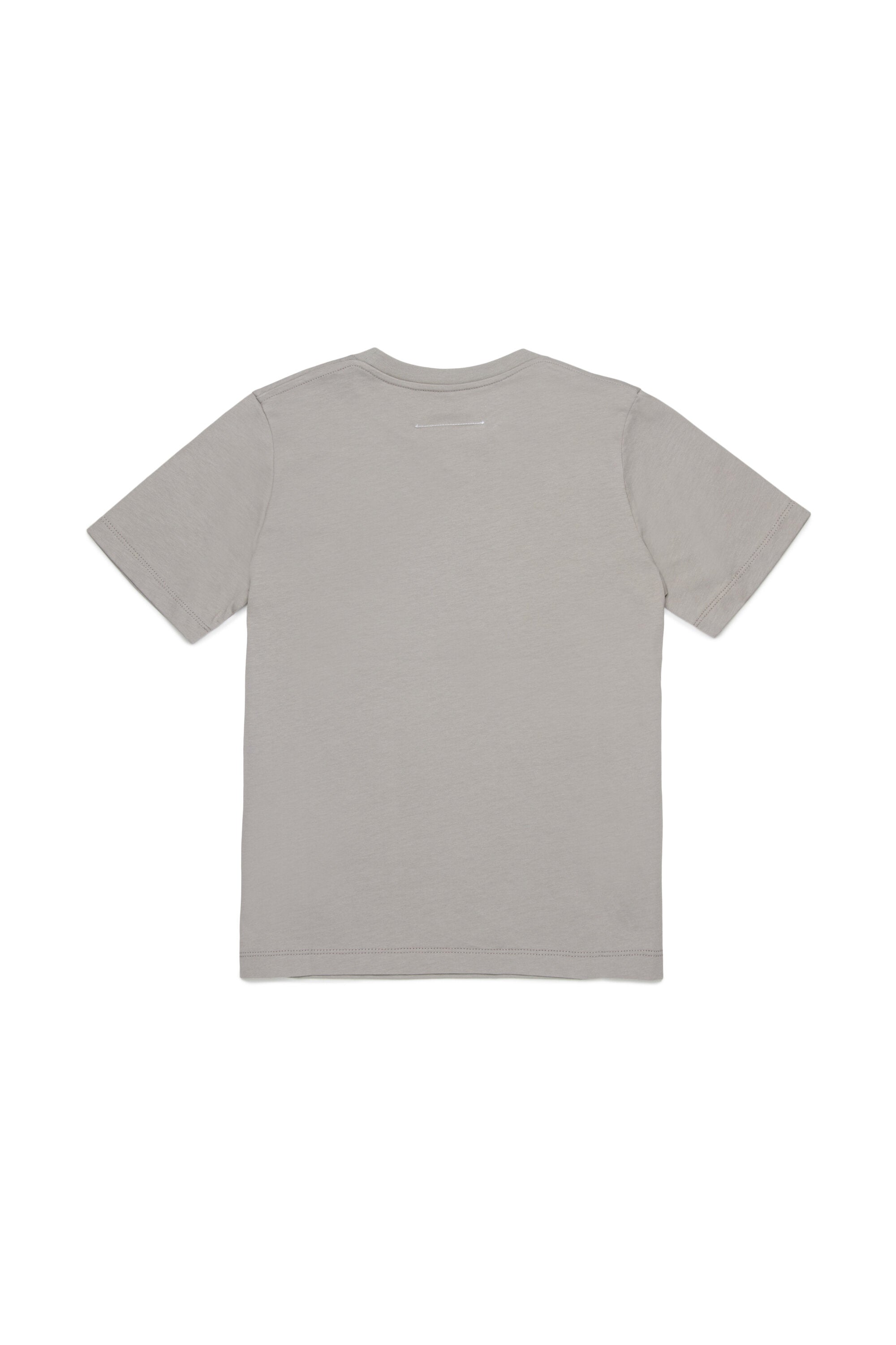 胸元にロゴ入りTシャツ