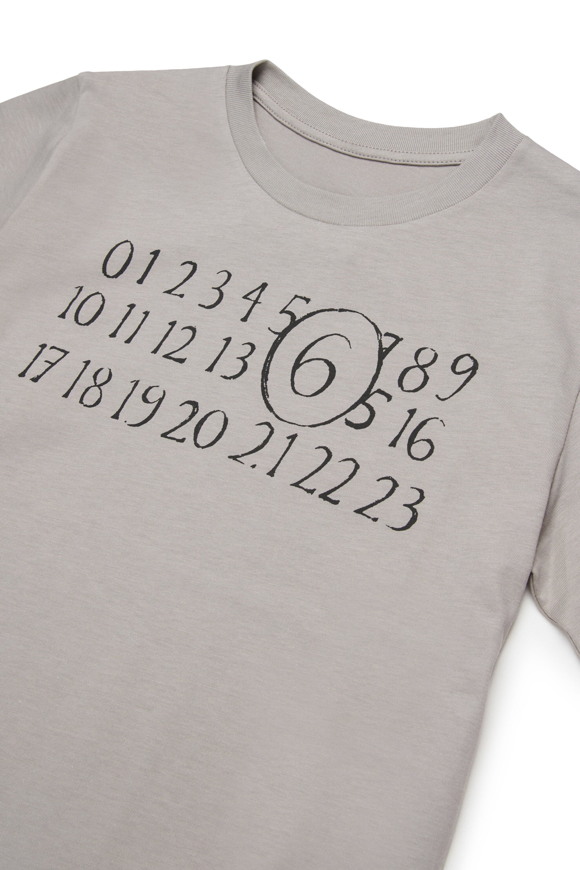 胸元にロゴ入りTシャツ