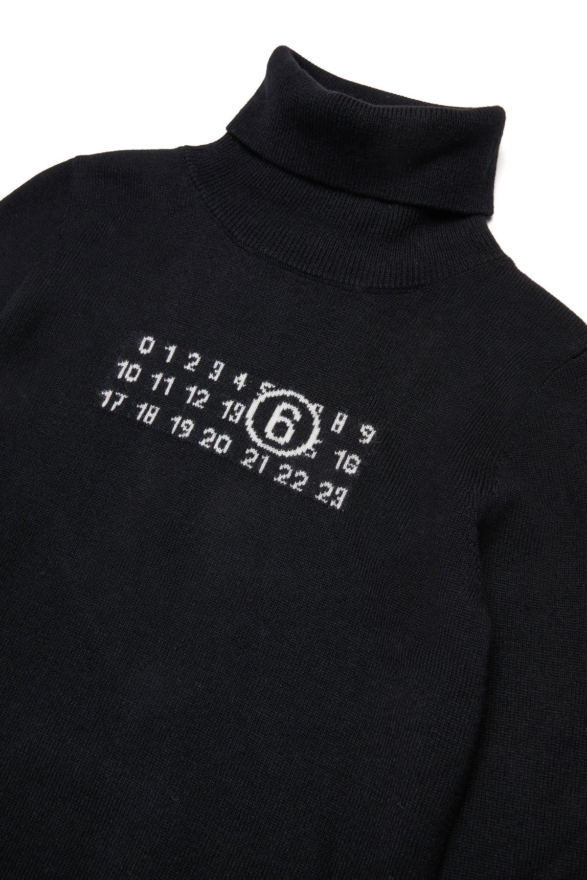 ロゴ付きタートルネック