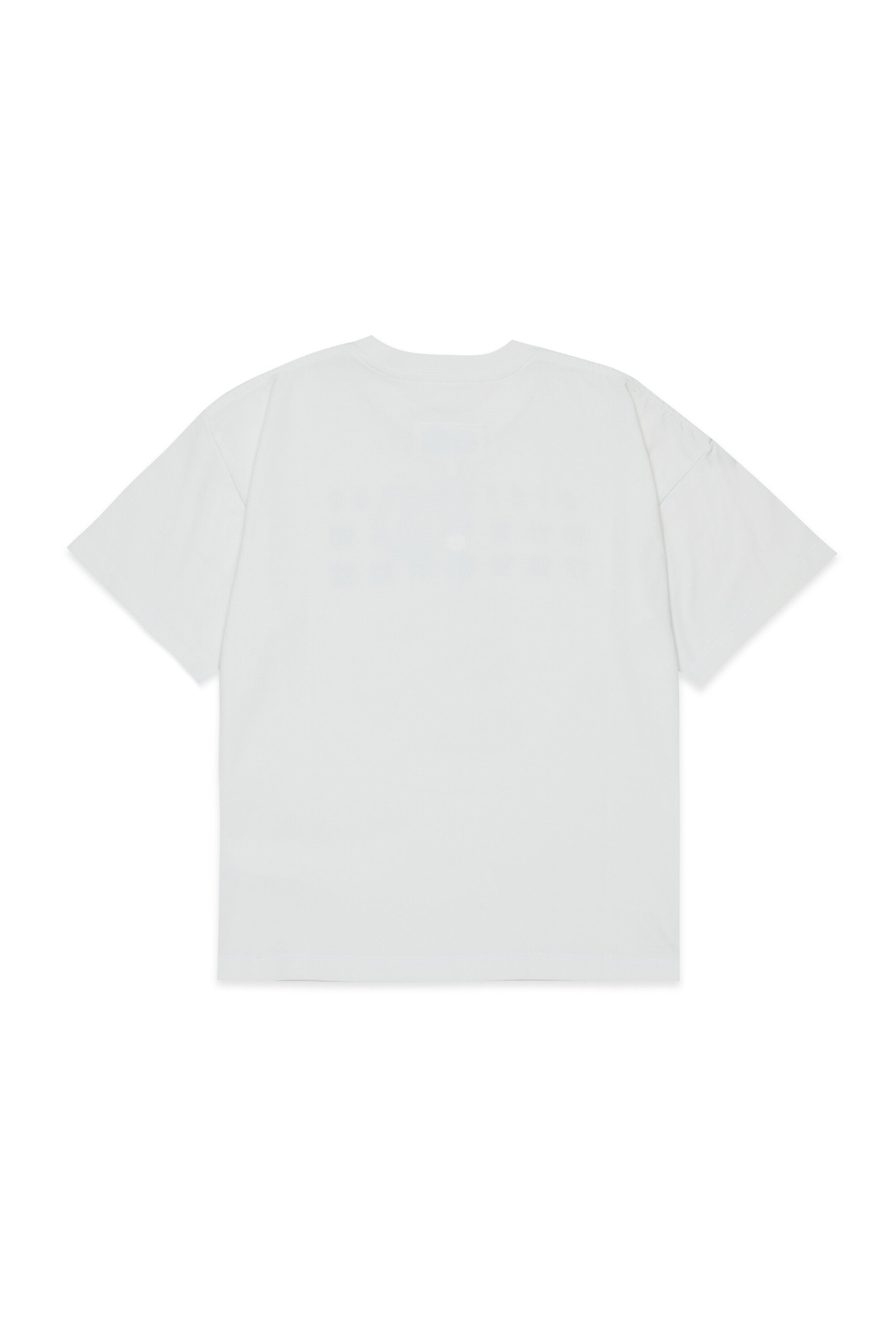 胸にロゴをあしらったTシャツ