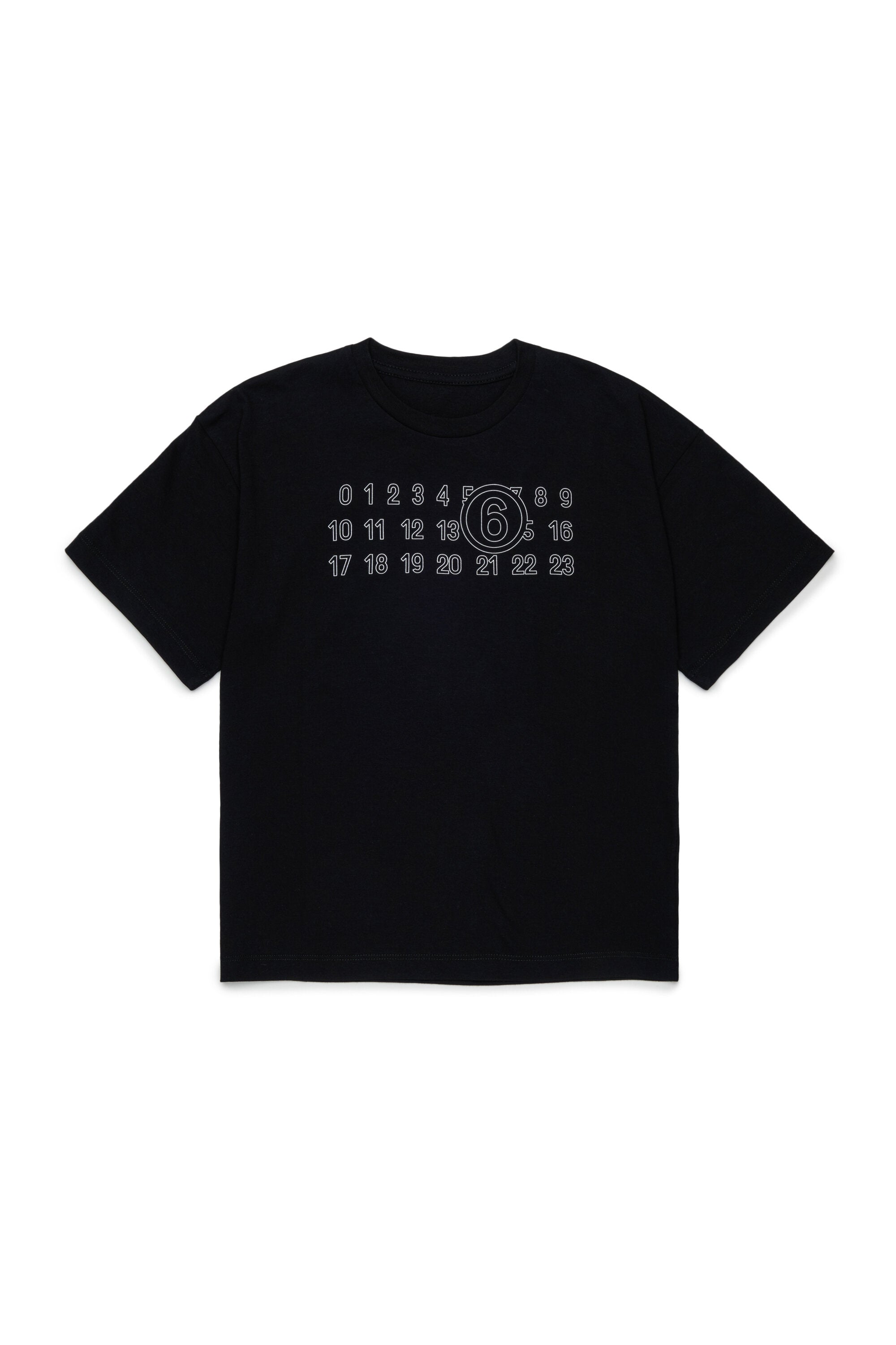 胸にロゴをあしらったTシャツ