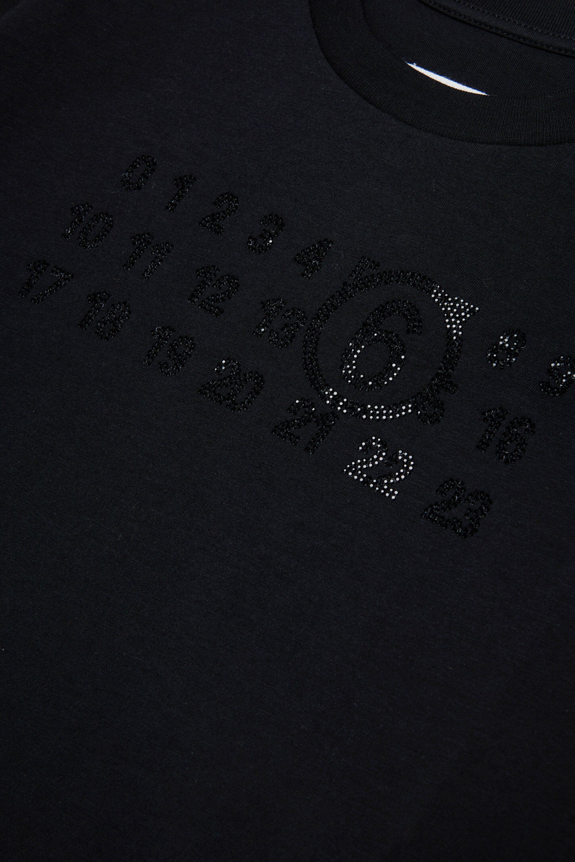 ロゴ付きTシャツ