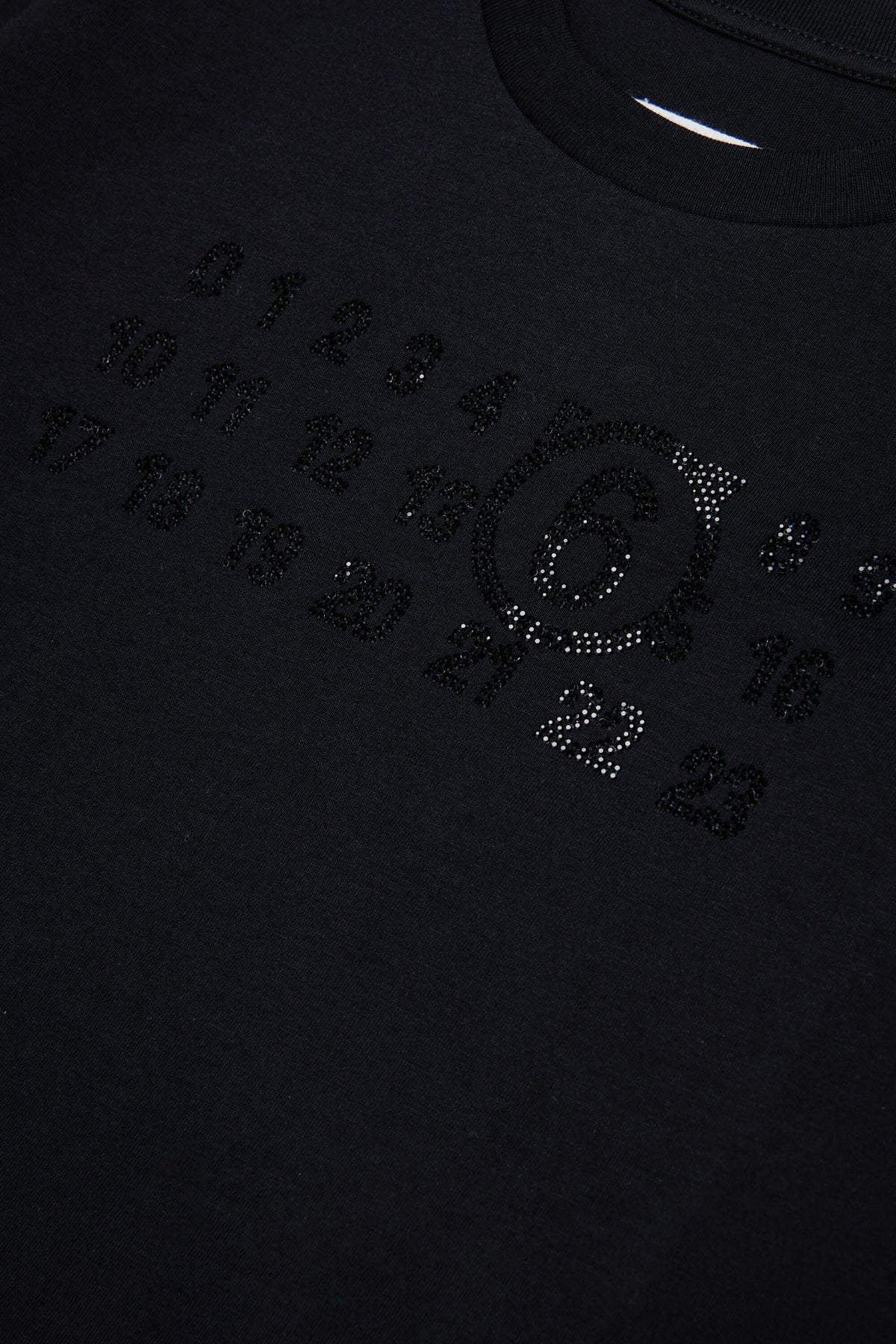ロゴ付きTシャツ