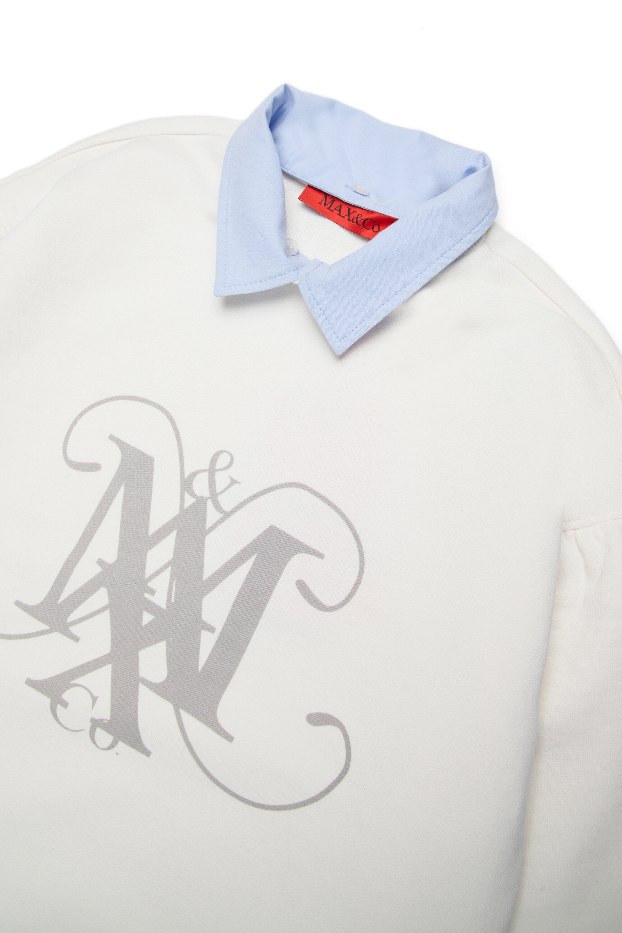 襟とエンブレムが付いたクルーネックスウェットシャツ