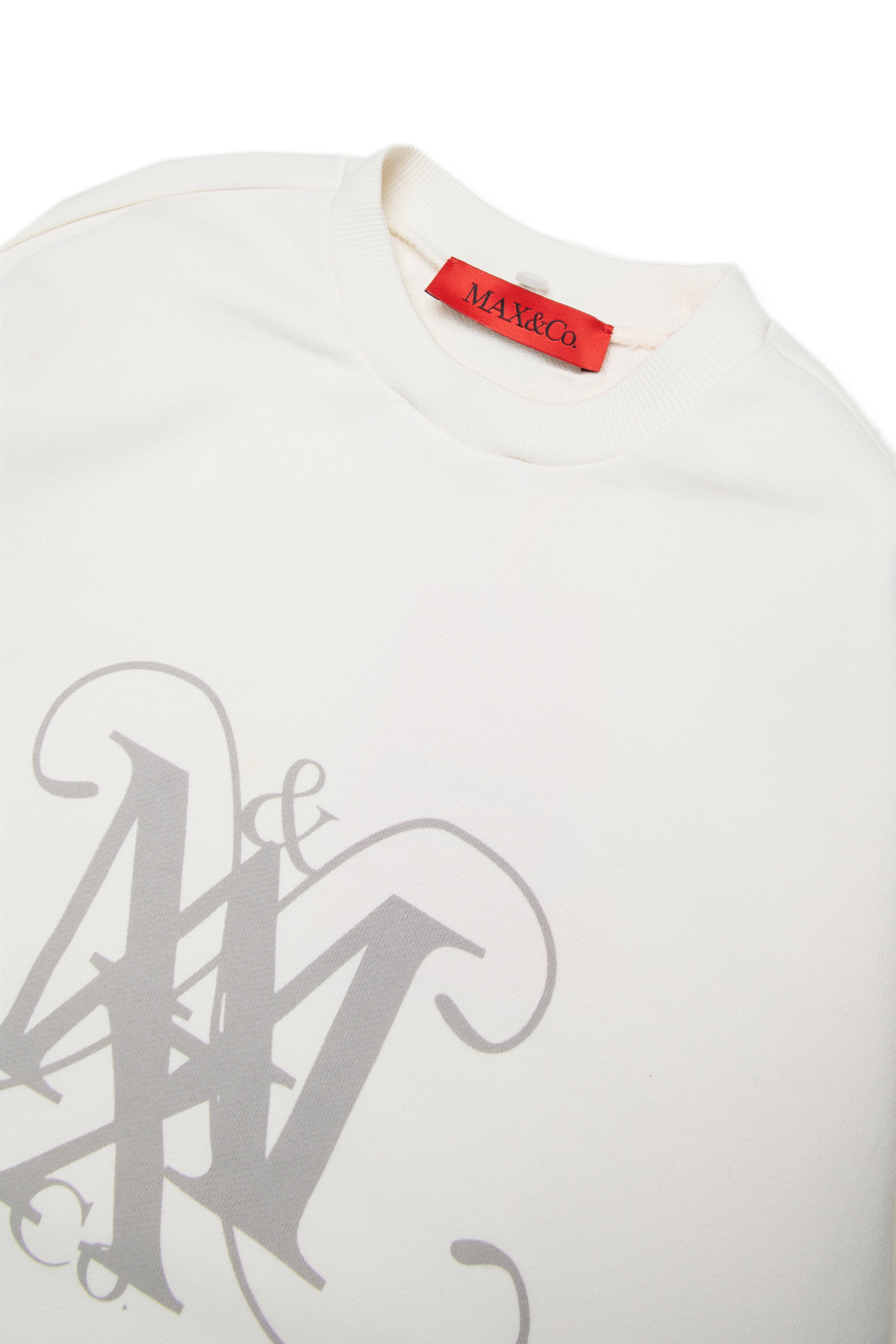 襟とエンブレムが付いたクルーネックスウェットシャツ