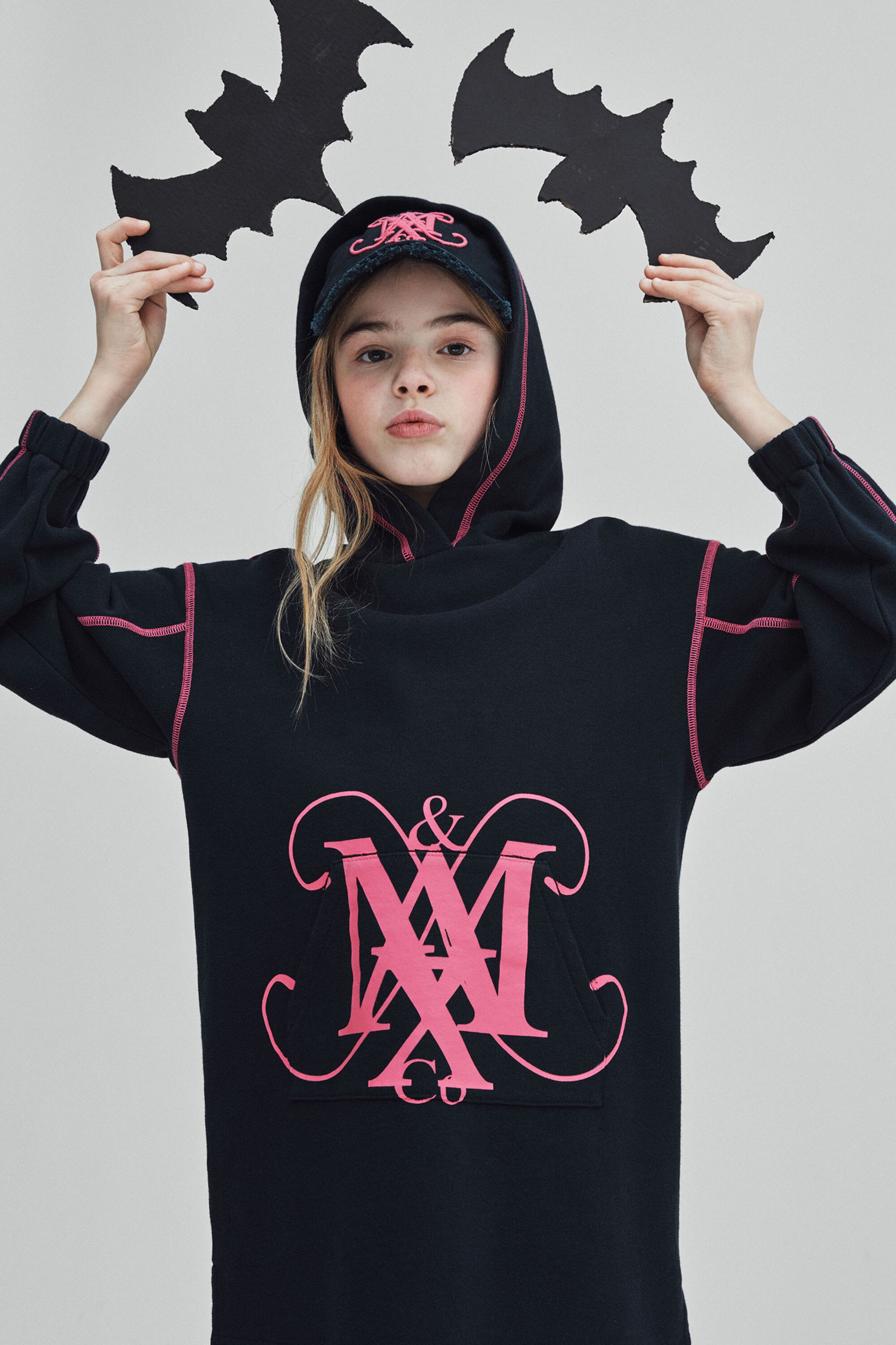 モノグラム・エンブレム付きマキシ・セーター・ドレス