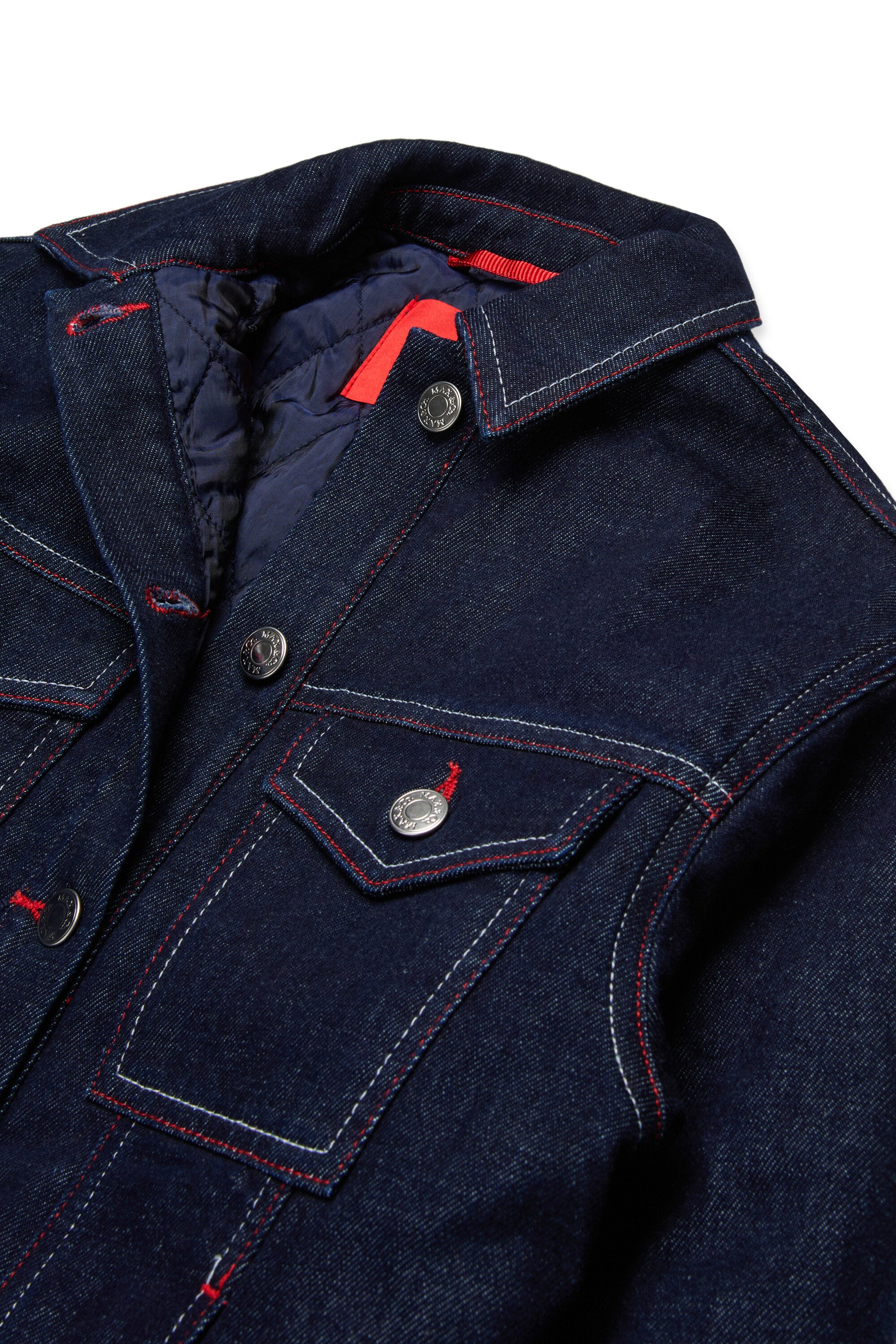 濃紺のデニムジャケット