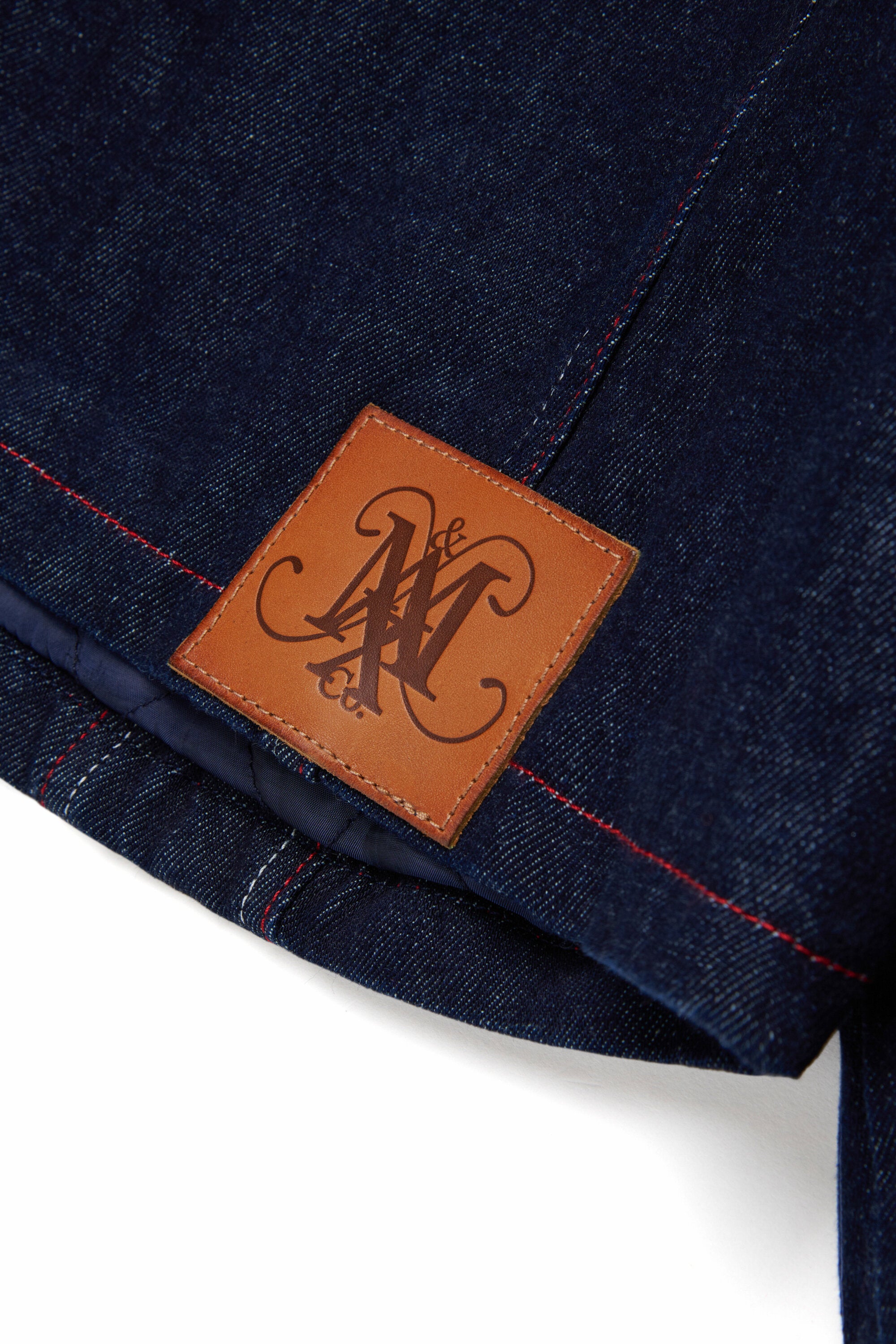 濃紺のデニムジャケット