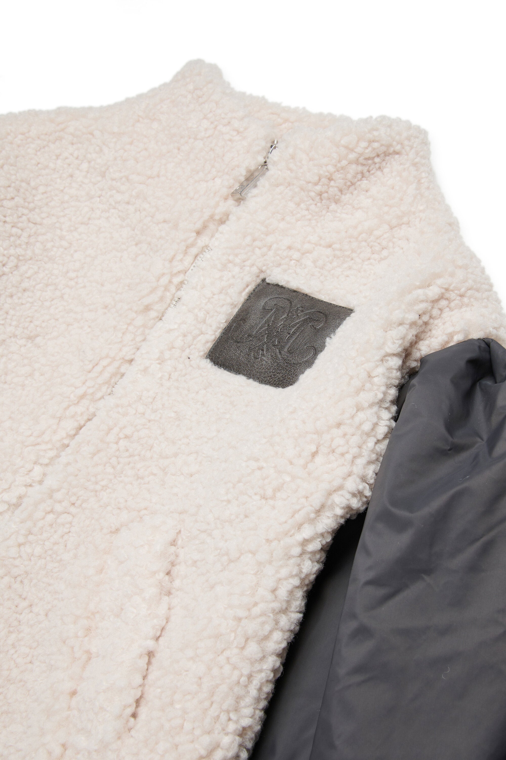 コントラストスリーブのテディ・ボマー・ジャケット