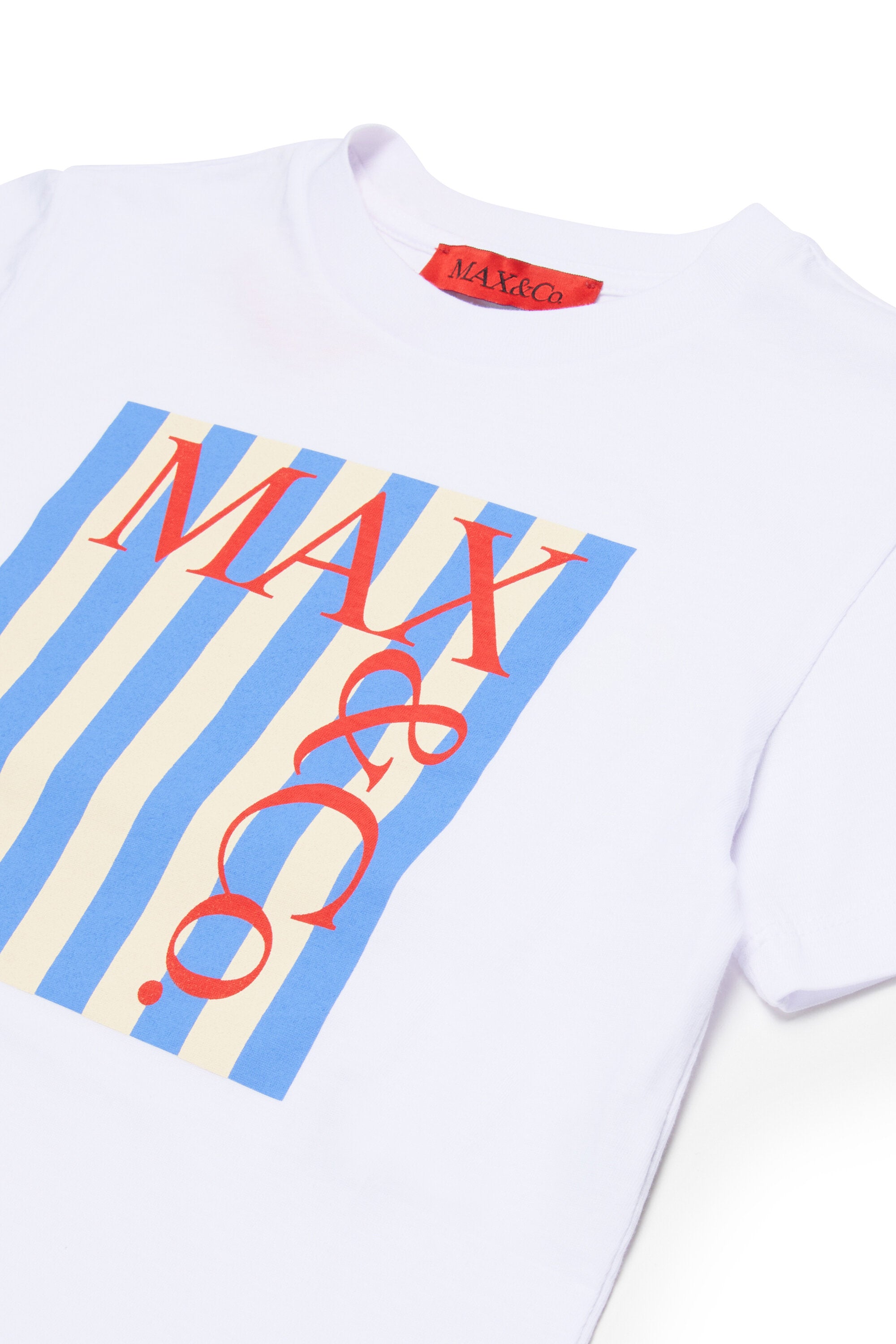 フロントにマキシロゴ入りTシャツ