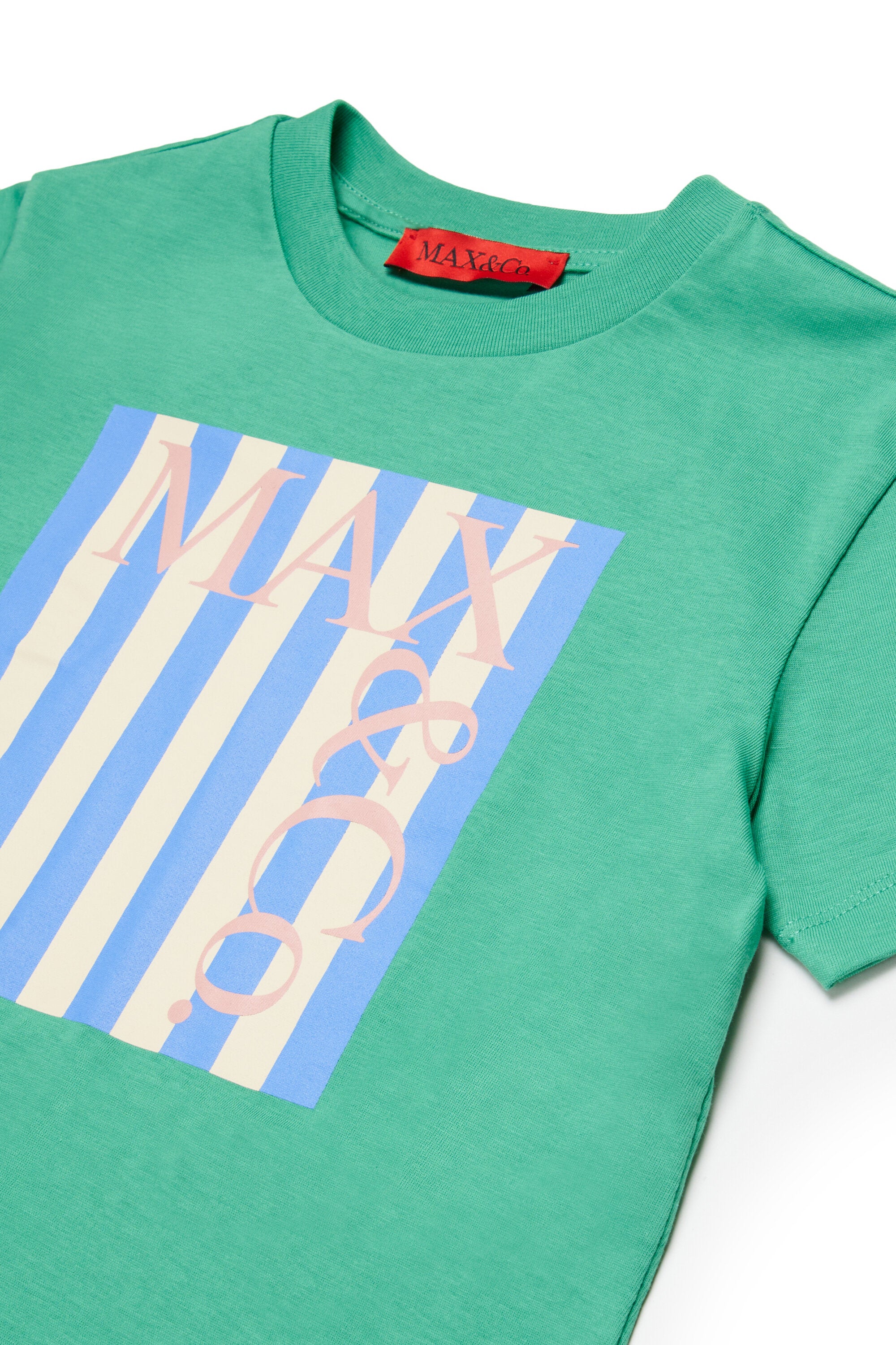 フロントにマキシロゴ入りTシャツ