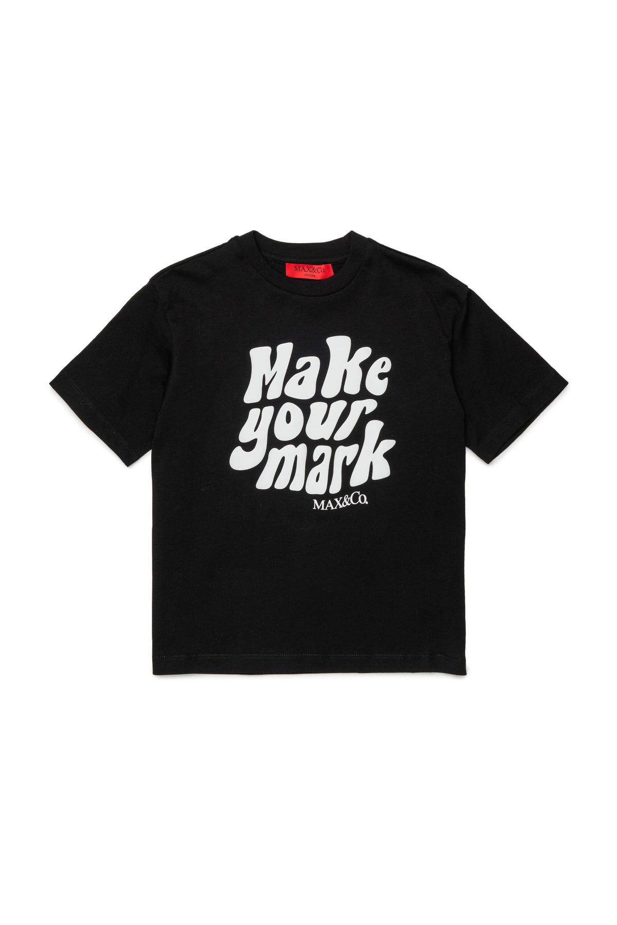 フロントプリントとロゴ入りTシャツ