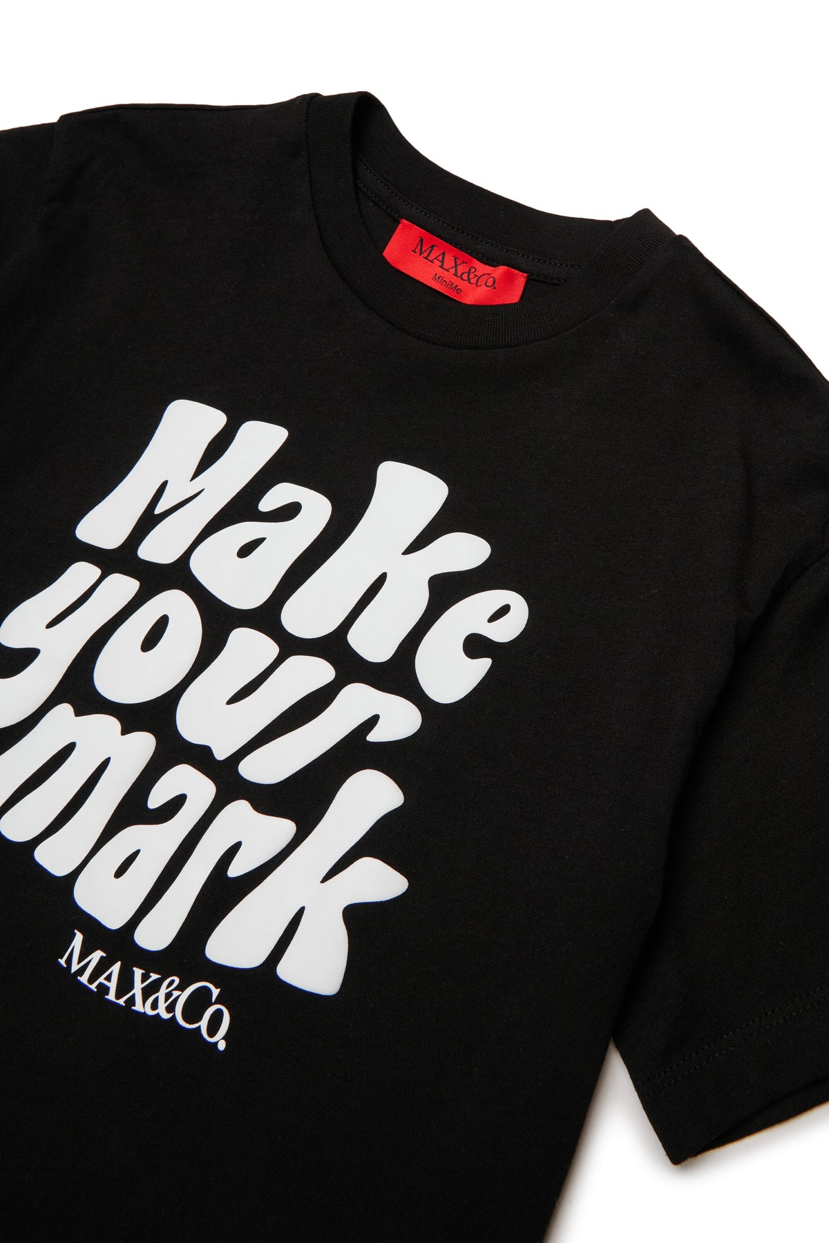 フロントプリントとロゴ入りTシャツ