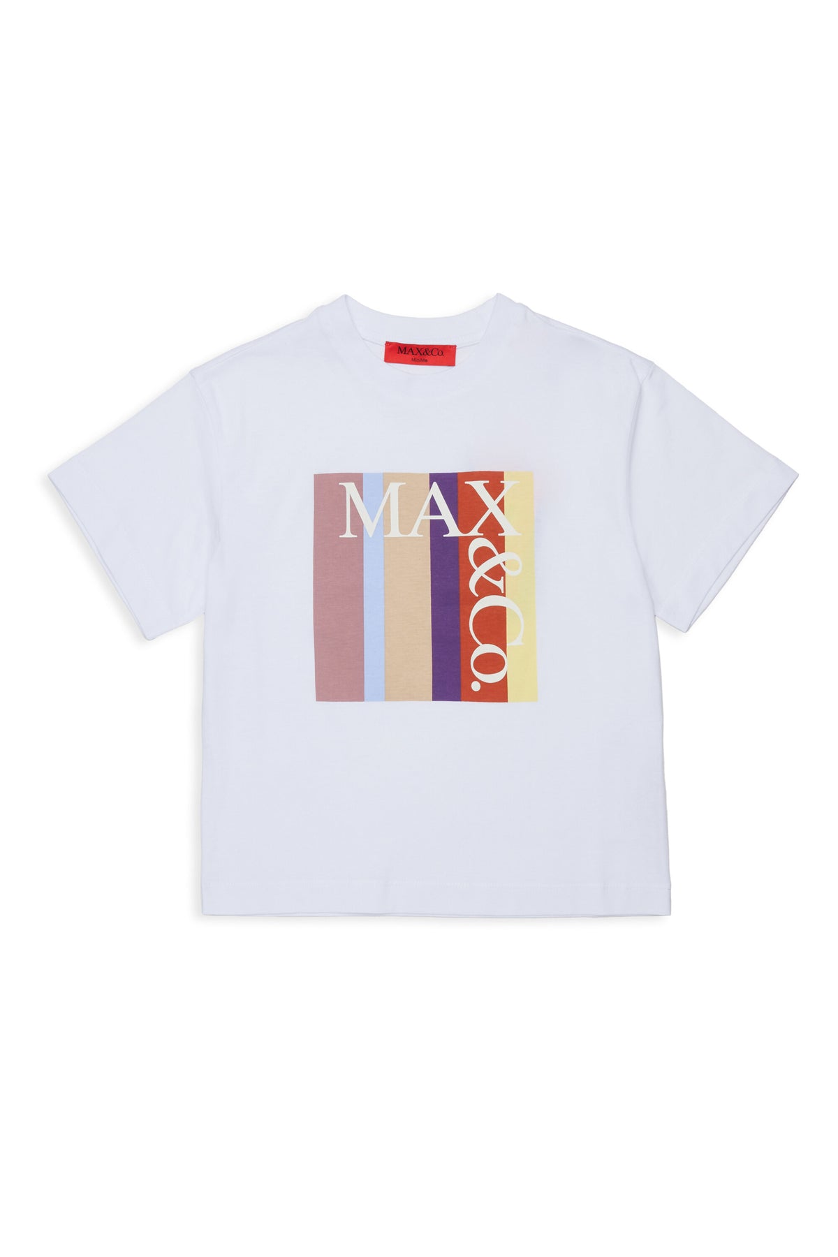 フロントにマルチカラーのロゴをあしらったTシャツ