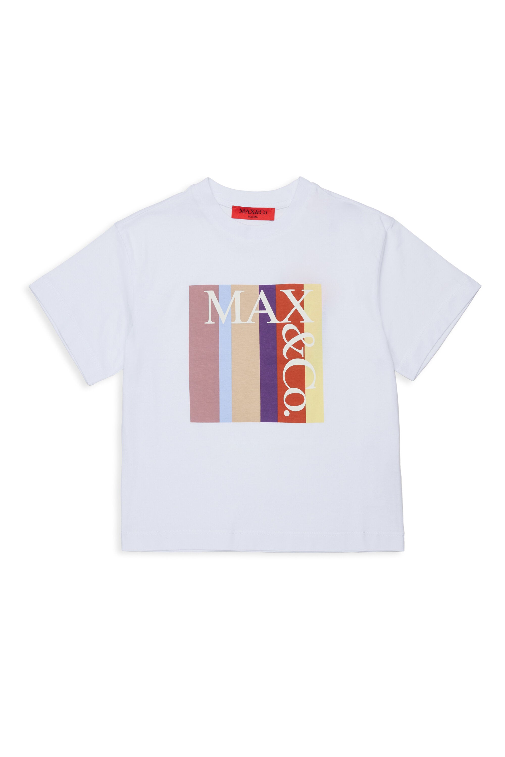 フロントにマルチカラーのロゴをあしらったTシャツ