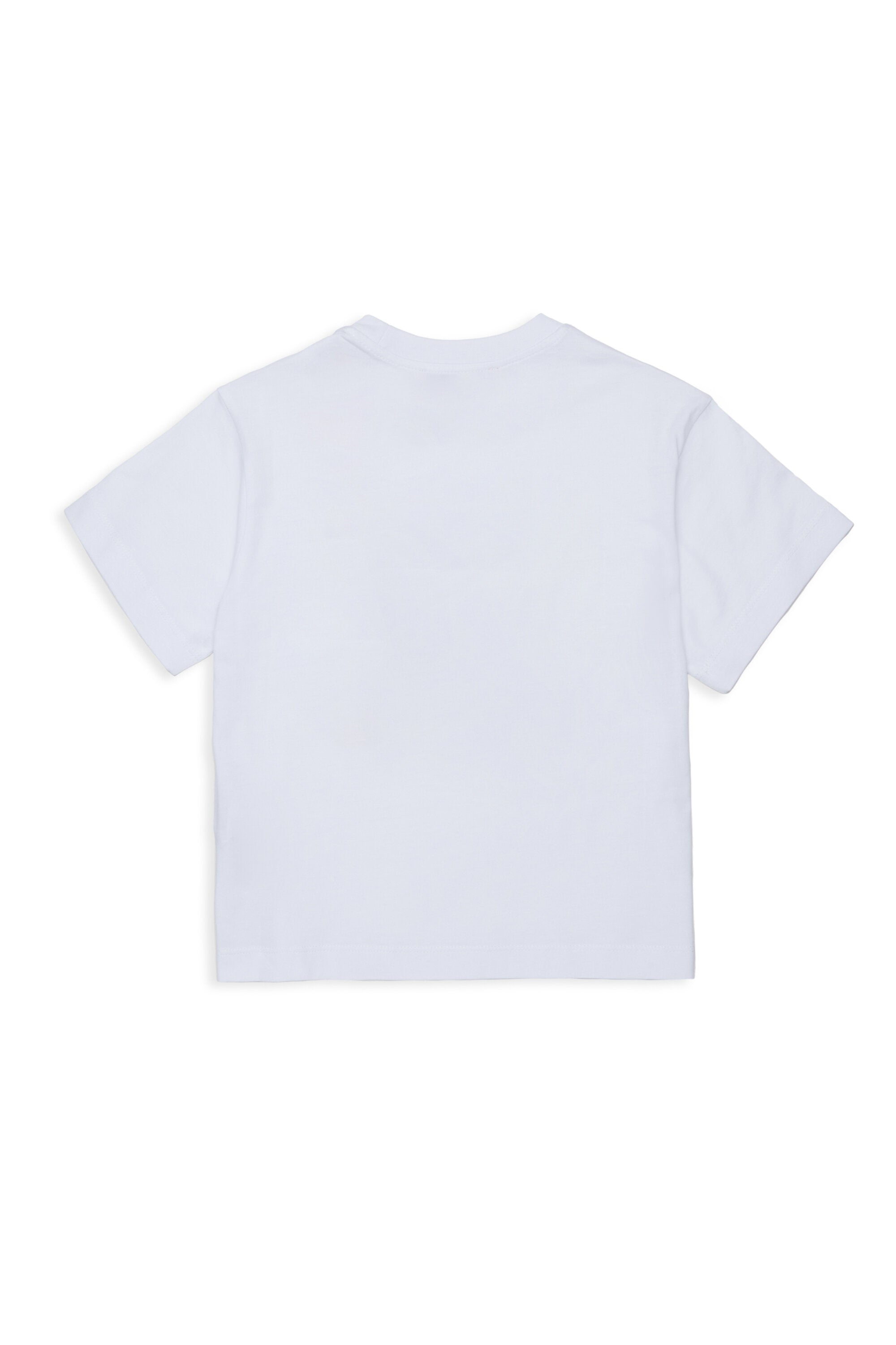 フロントにマルチカラーのロゴをあしらったTシャツ