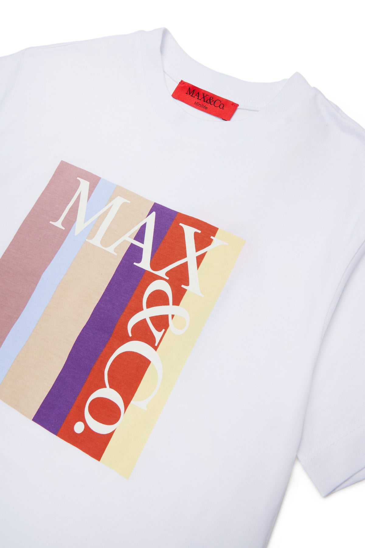 フロントにマルチカラーのロゴをあしらったTシャツ