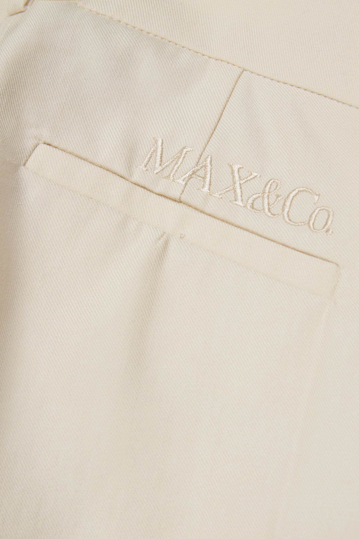 フォーマルなロゴ入りパンツ