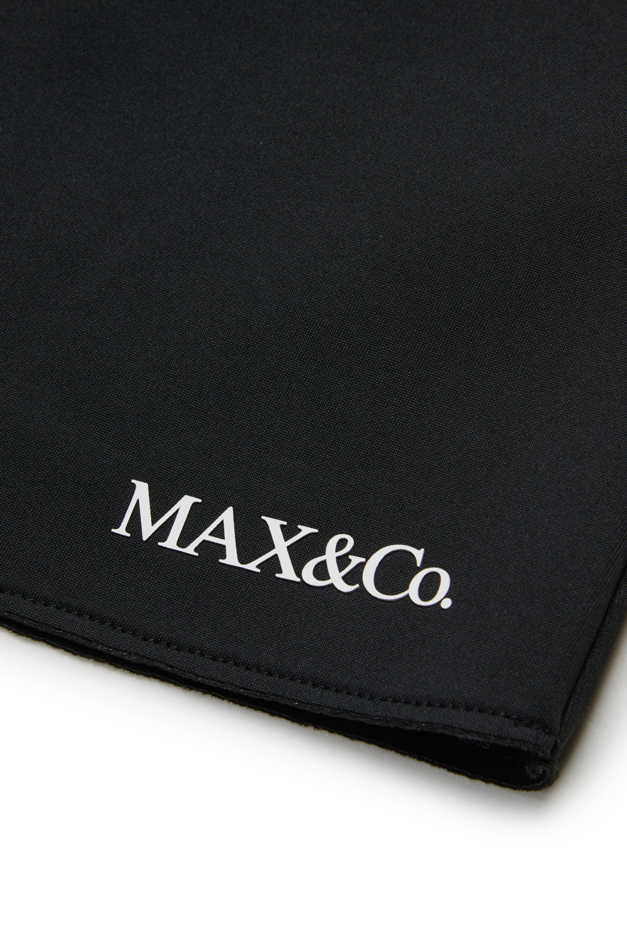 Short skirt with logo