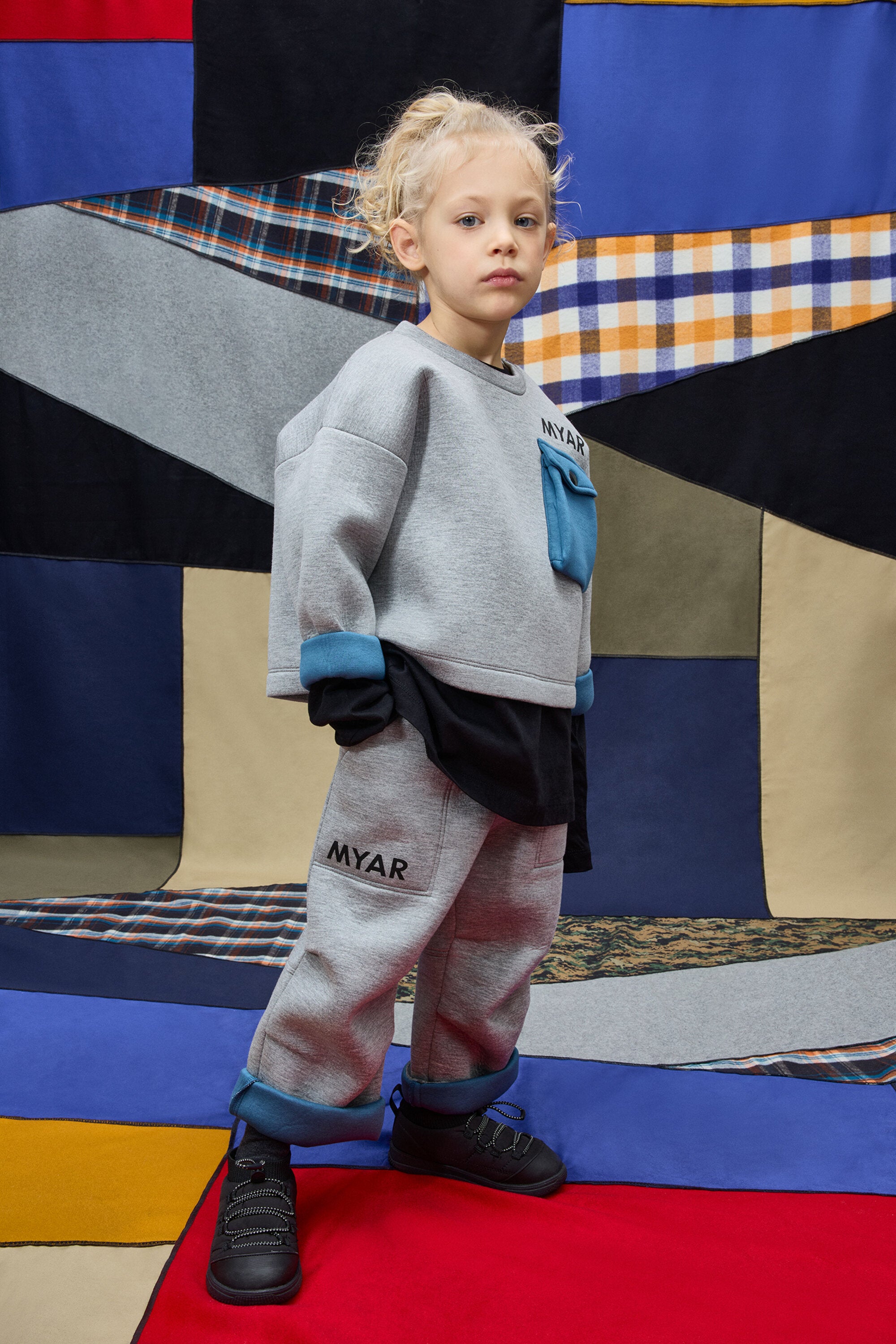 Double-layer crewneck sweatshirt with pocket