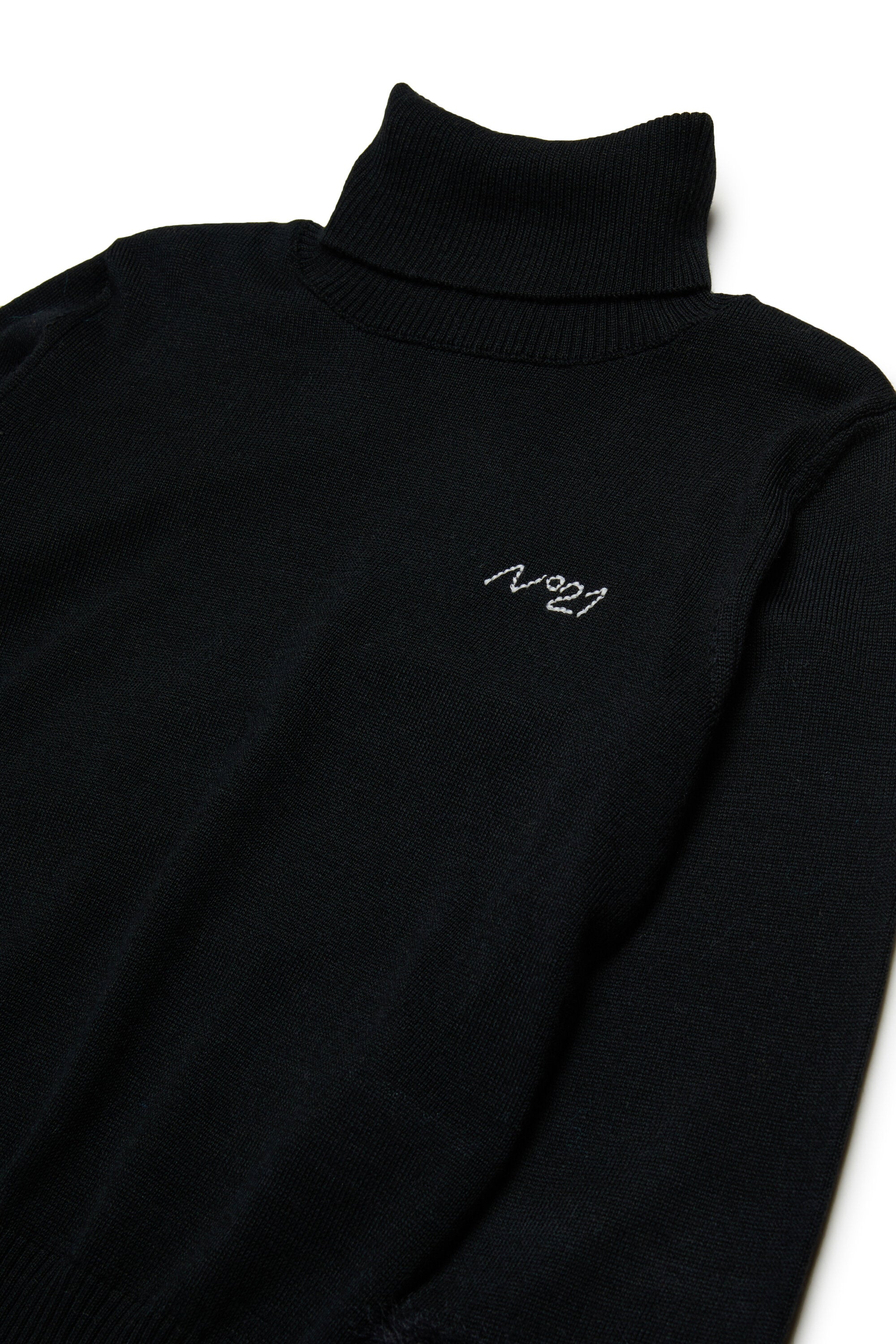 袖にフェイクファーをあしらったウール混のタートルネック