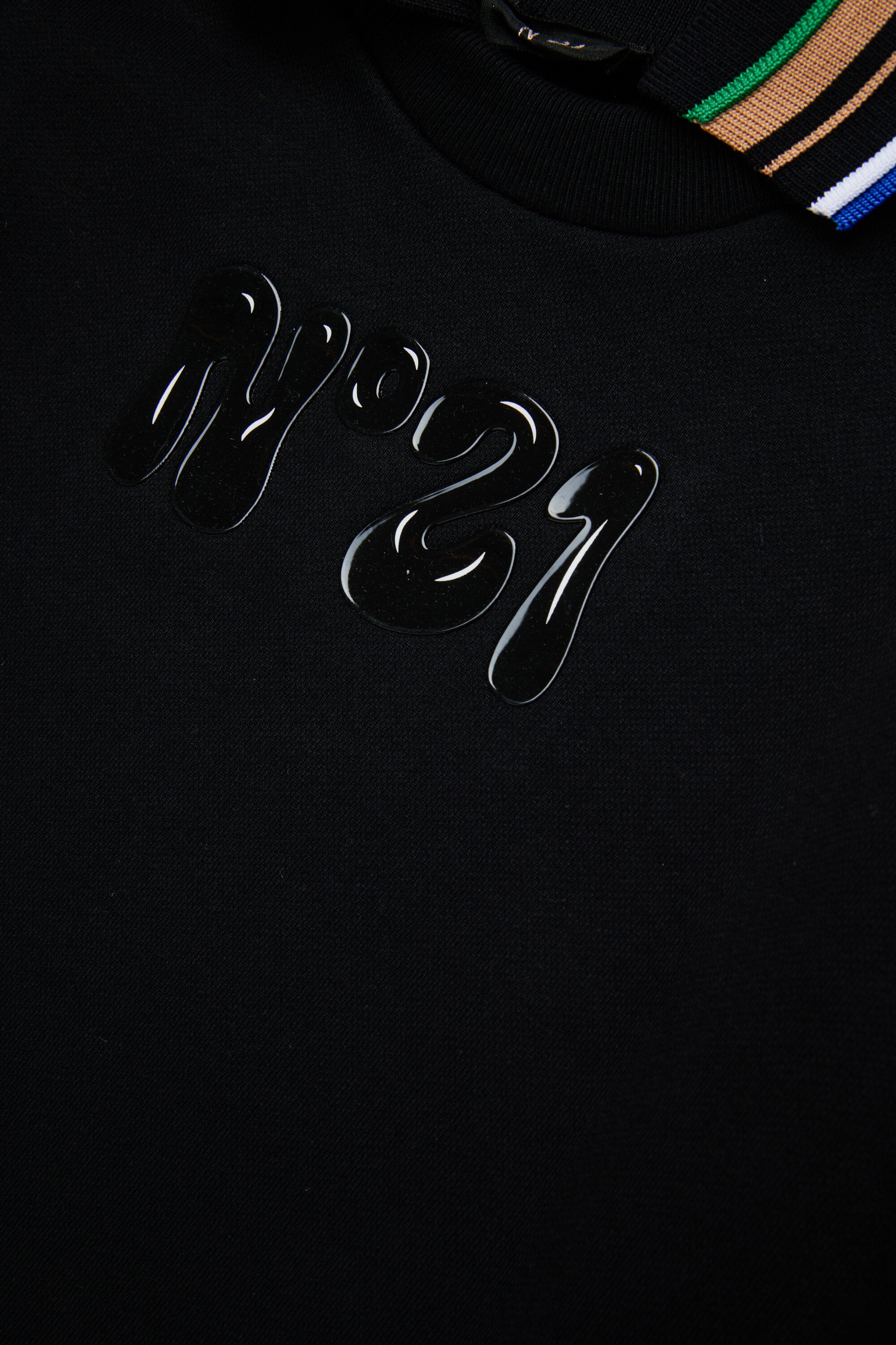 マルチカラーのポロ襟とロゴ入りスウェットシャツ